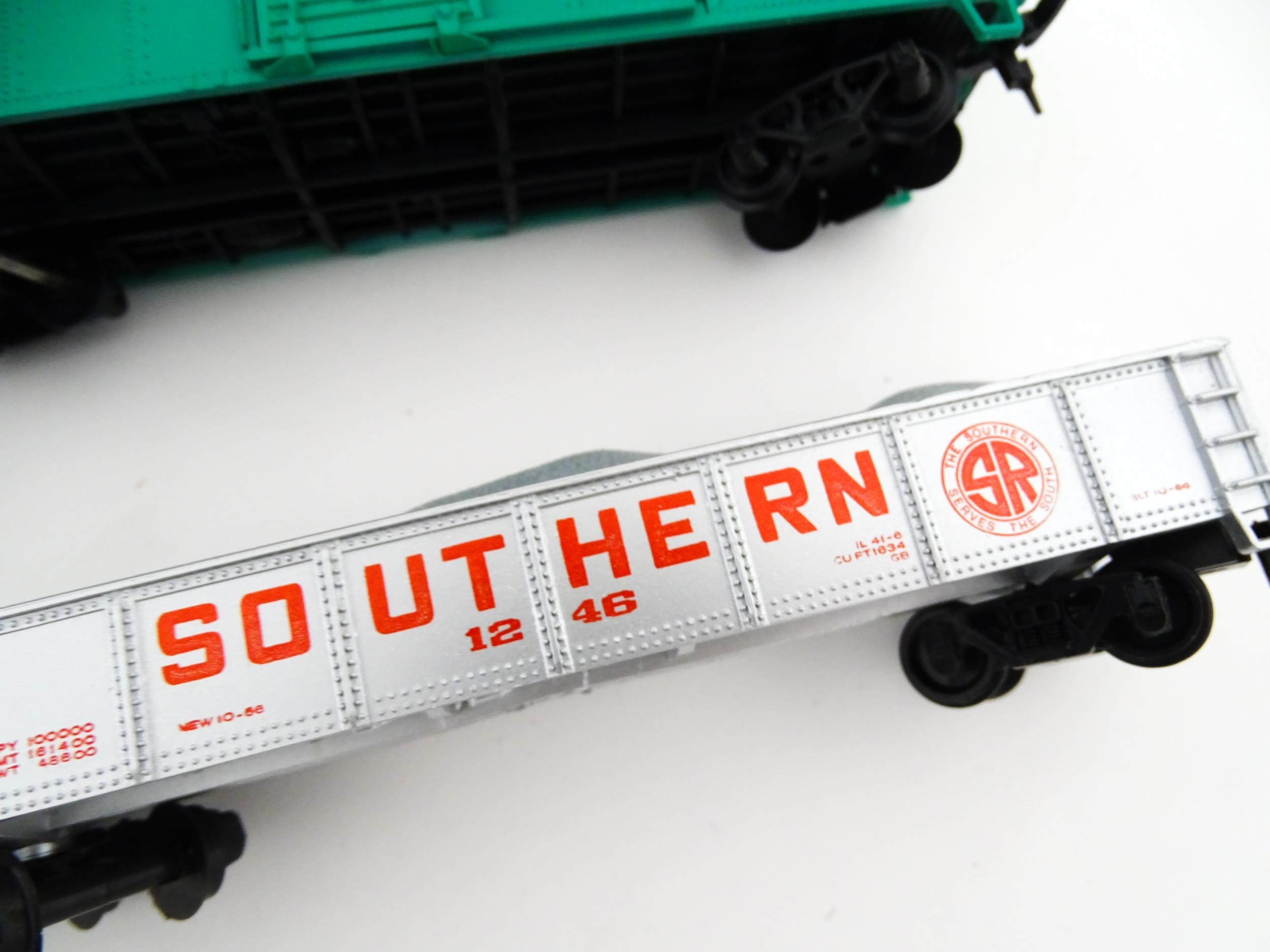 Toys - Model Train / Railway Interest : Four AHM scale model HO gauge carriages comprising Penn - Image 11 of 11