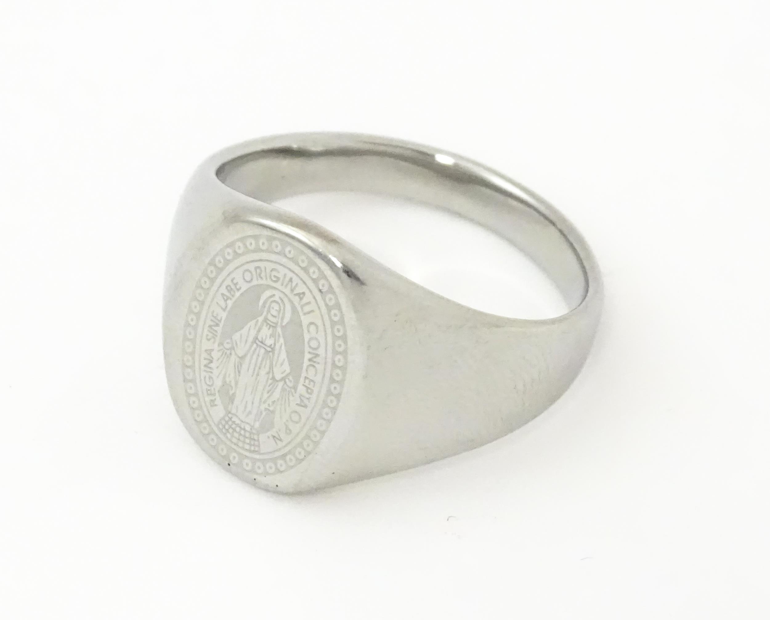 A Gentleman's white metal ring with engraved Christian symbolism depicting the Virgin Mary and - Image 4 of 6
