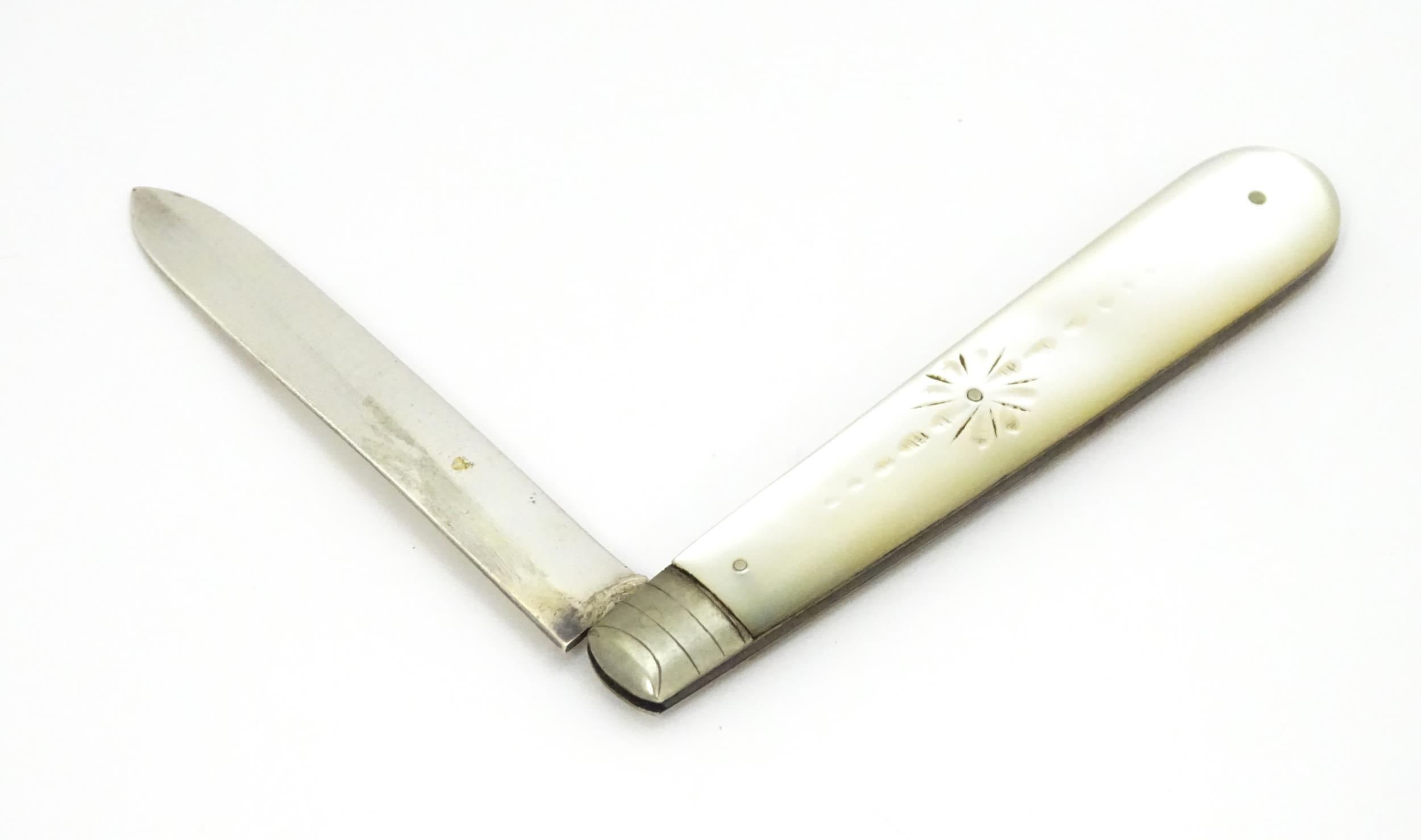 A Victorian silver folding fruit knife with mother of pearl handle, hallmarked Sheffield 1899, maker - Image 5 of 7