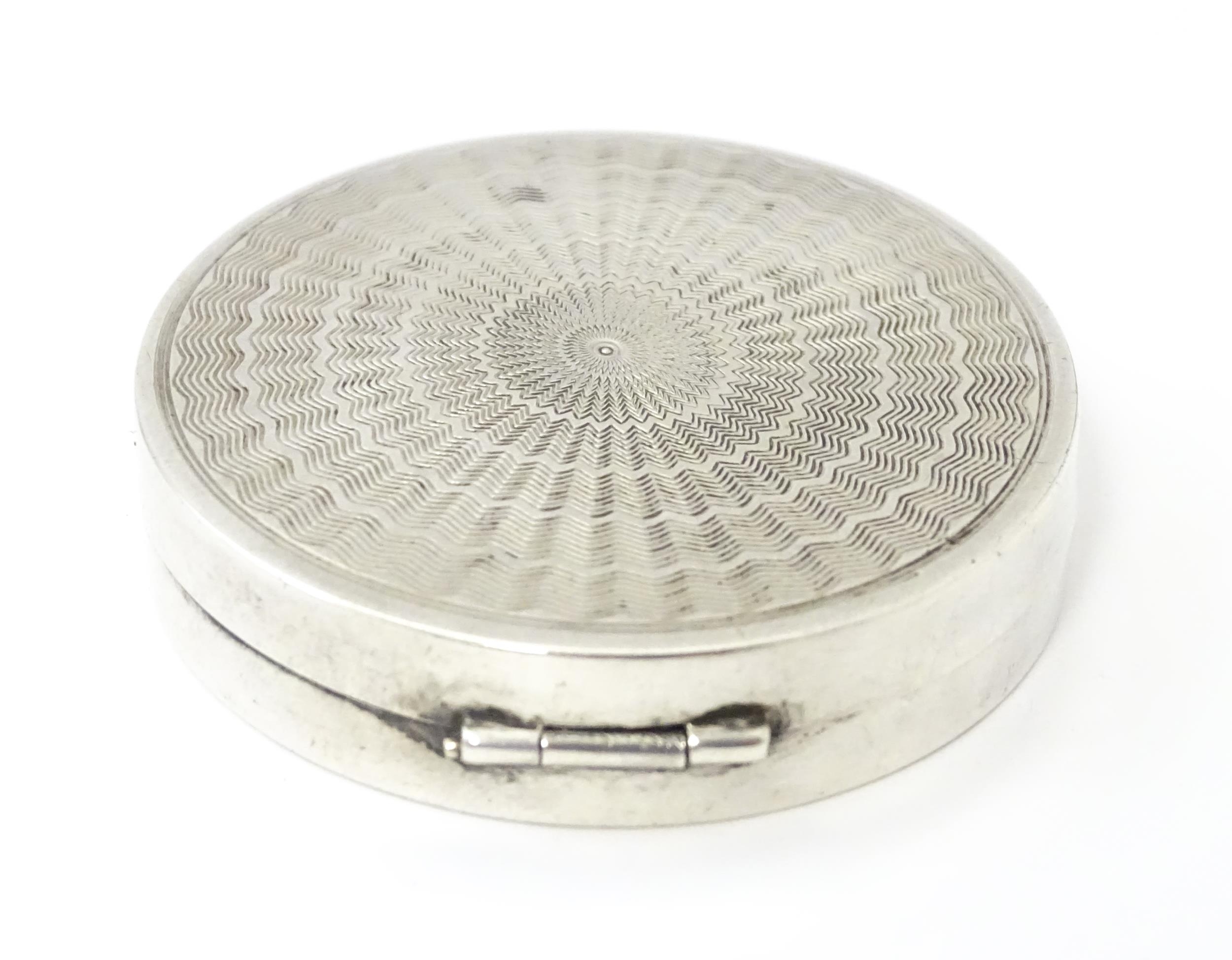 An Art Deco silver compact with engine turned decoration and mirror within, hallmarked Birmingham - Image 5 of 7