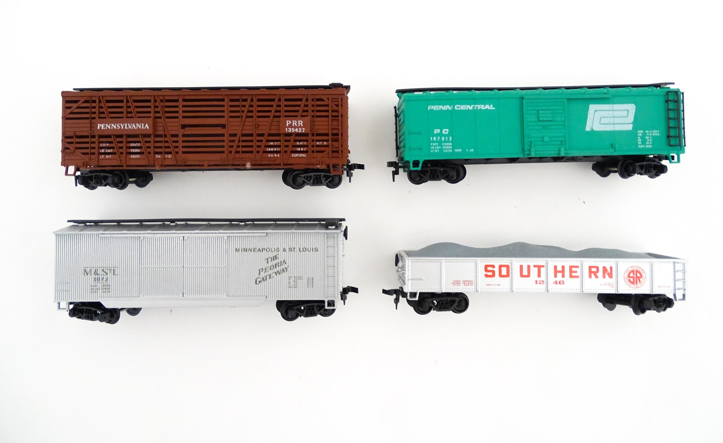 Toys - Model Train / Railway Interest : Four AHM scale model HO gauge carriages comprising Penn - Image 6 of 11