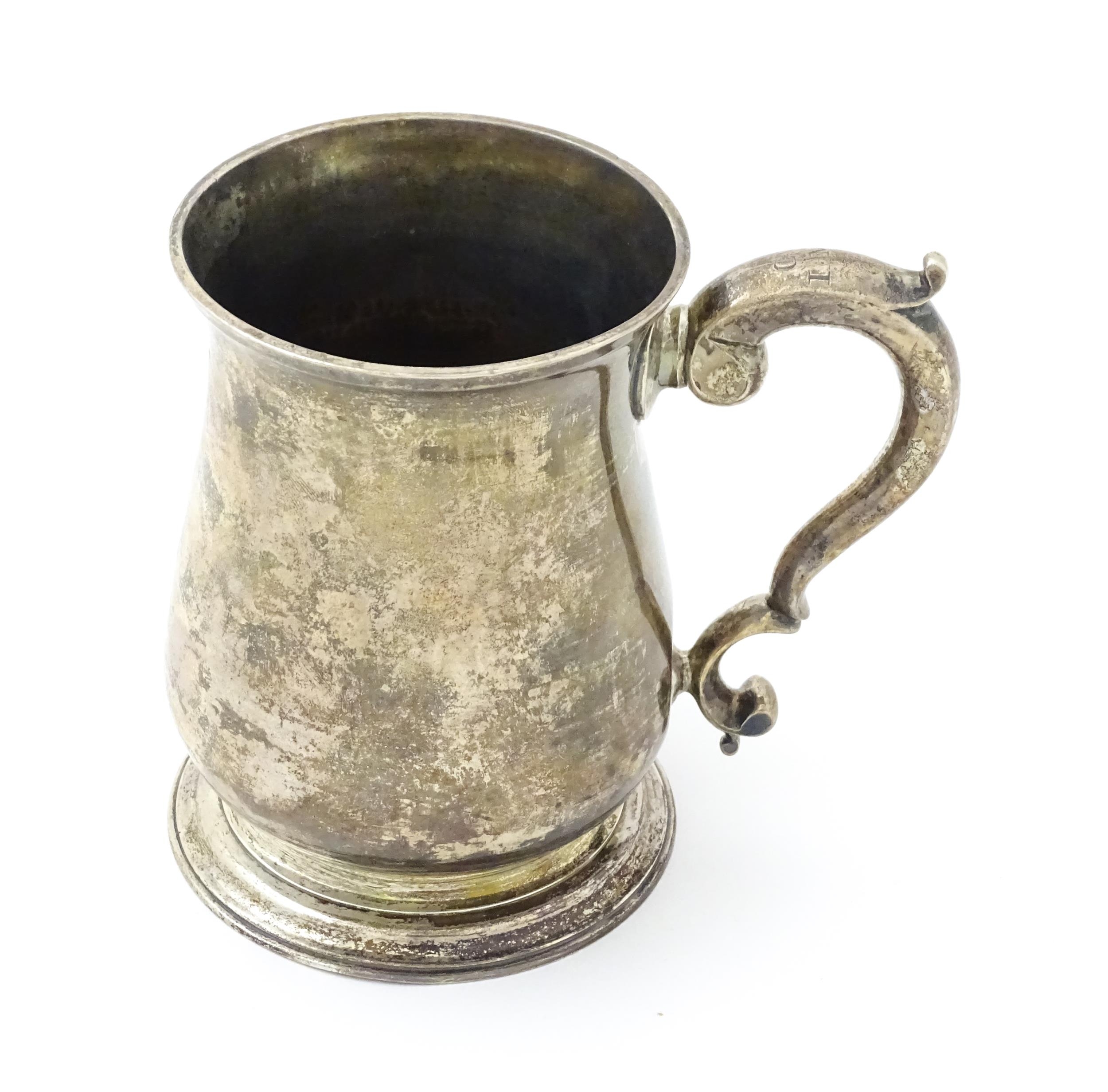 A Geo II silver tankard / mug with engraved heraldic armorial coat of arms decoration hallmarked - Image 5 of 11