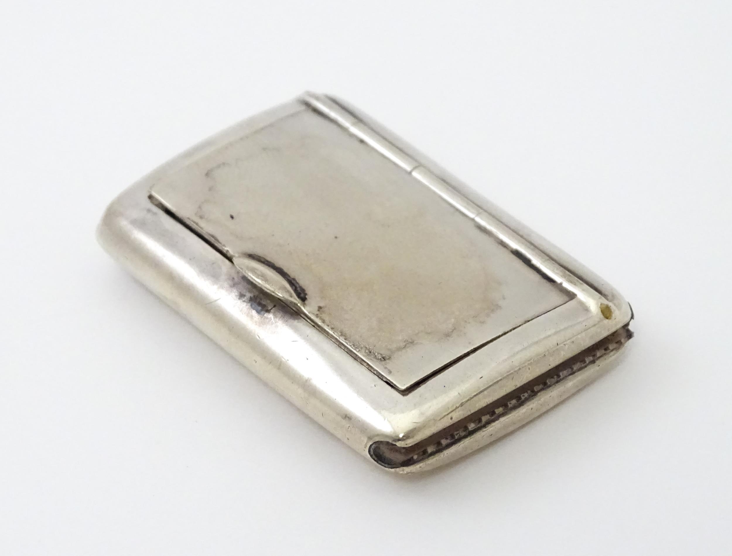 A silver snuff box hallmarked Birmingham 1917, maker John Collard Vickery. Approx. 1 3/4" wide - Image 4 of 8