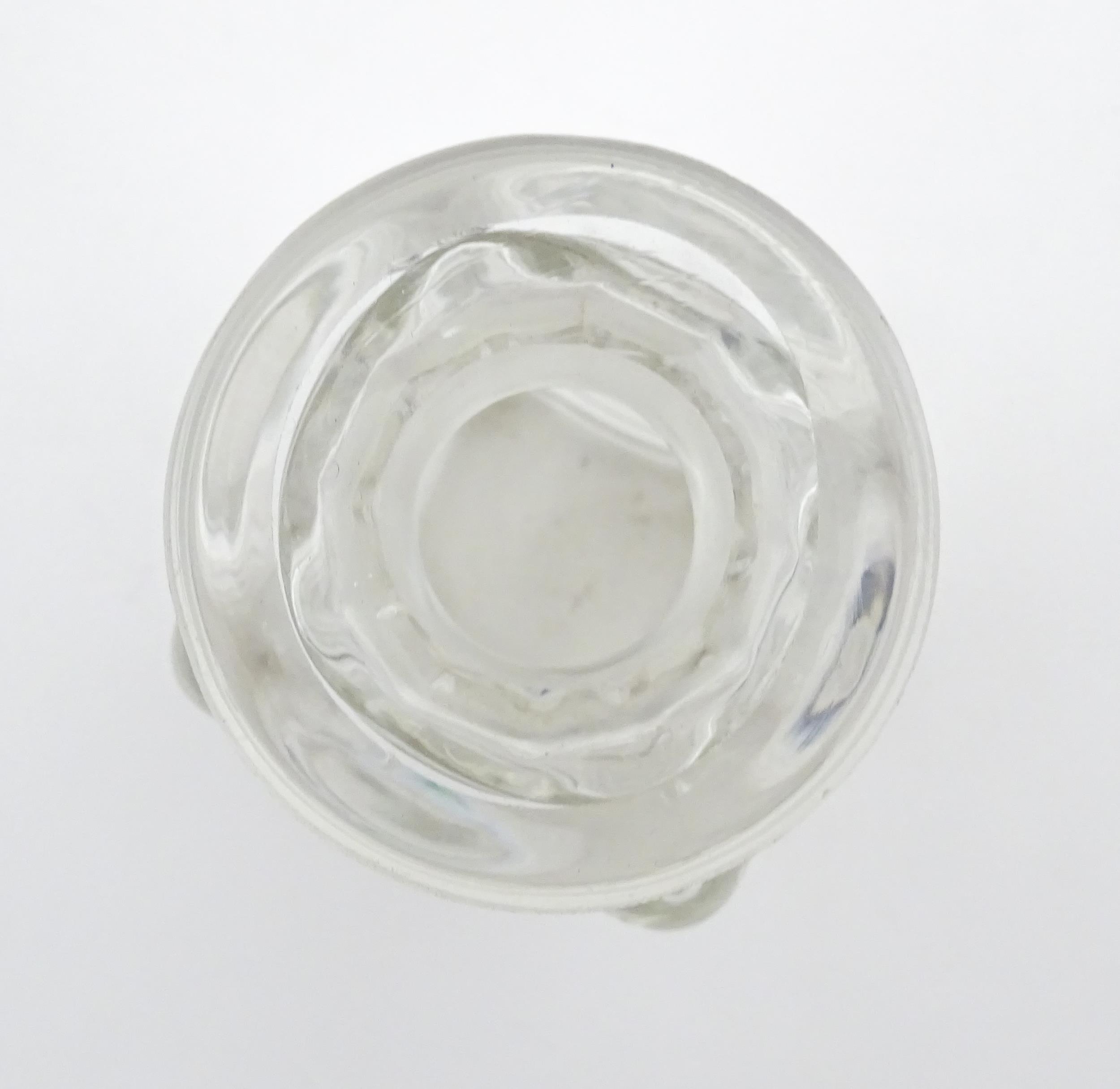 A Victorian glass hunting decanter with stylised horse shoe decoration to sides. Approx. 6" high - Image 2 of 7
