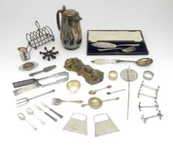 A quantity of assorted silver plated wares to include asparagus tongs, toast rack, knife rests, fish