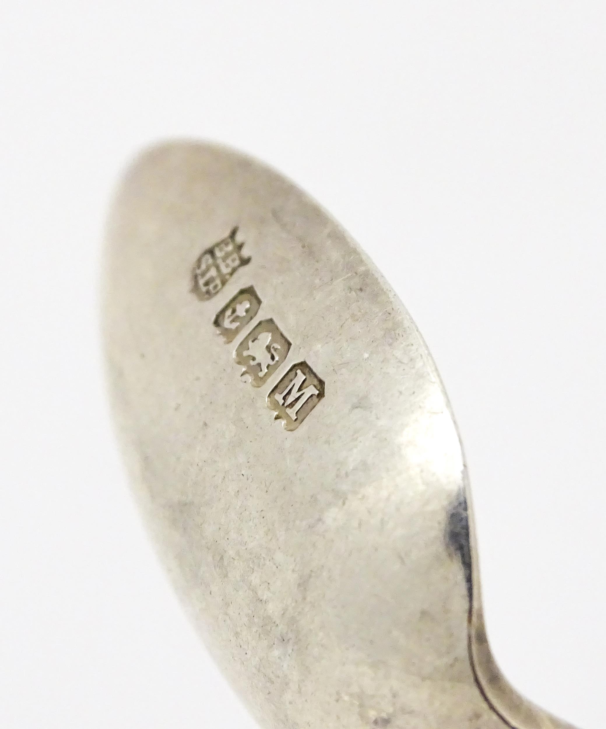 Five assorted silver teaspoons to include a teaspoon with coat of arms for Stratford On Avon - Image 9 of 10