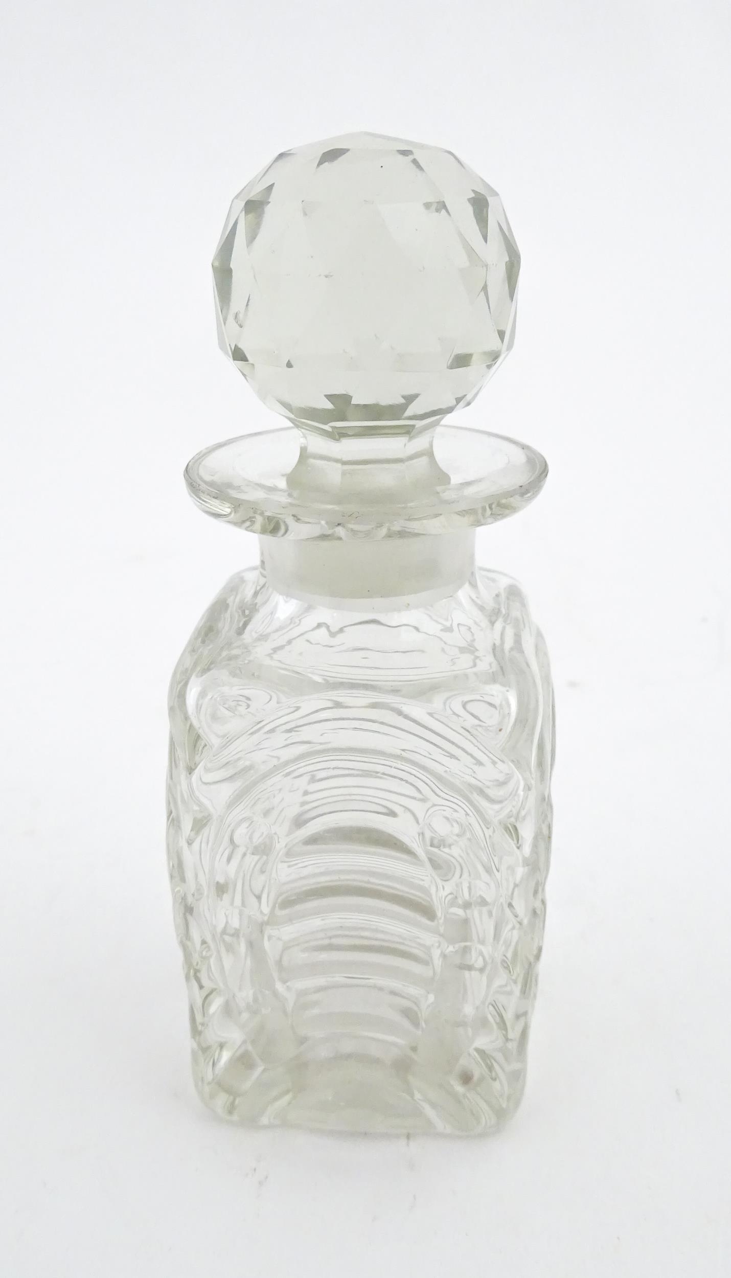 A Victorian glass hunting decanter with stylised horse shoe decoration to sides. Approx. 6" high