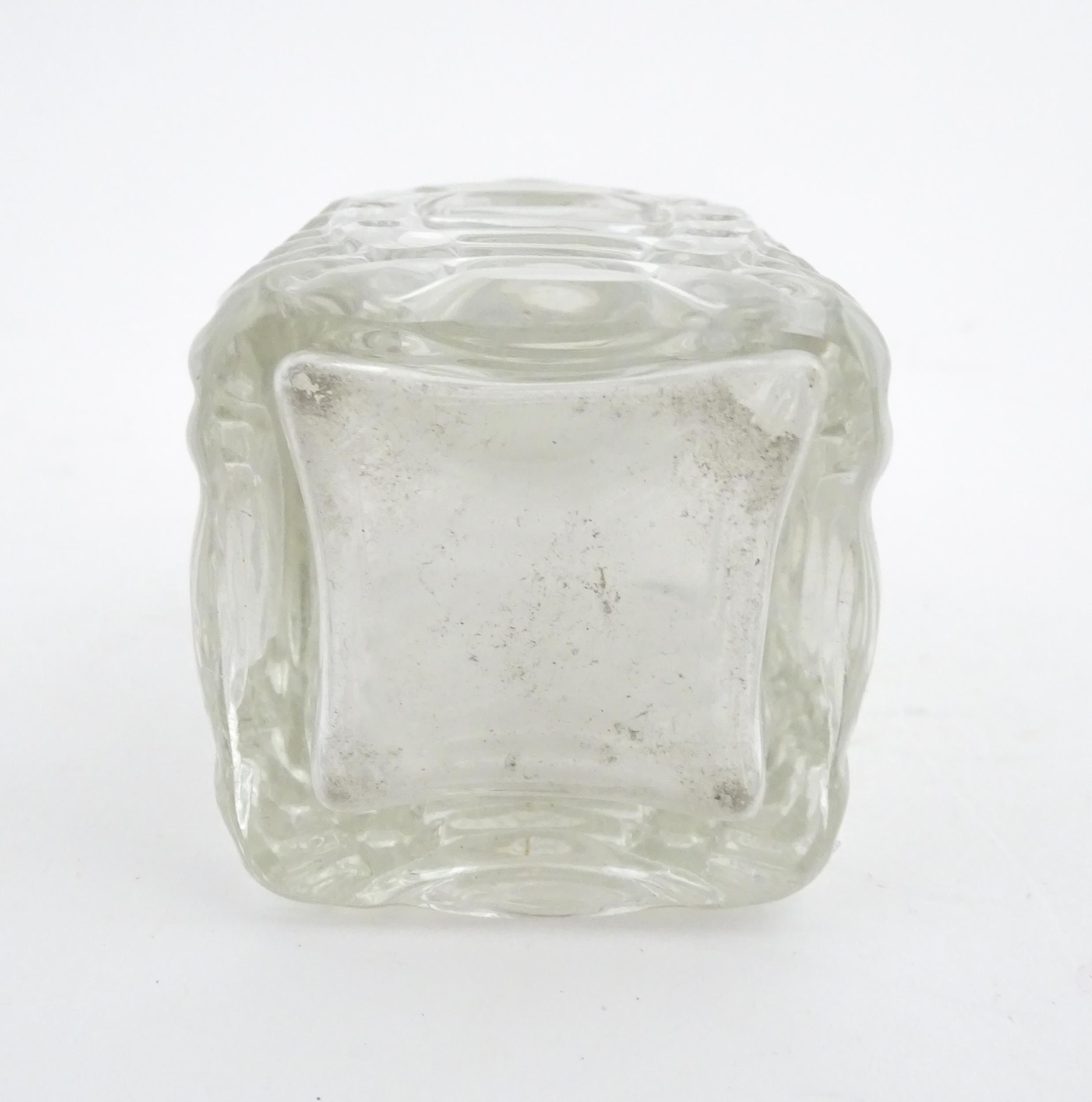A Victorian glass hunting decanter with stylised horse shoe decoration to sides. Approx. 6" high - Image 7 of 7