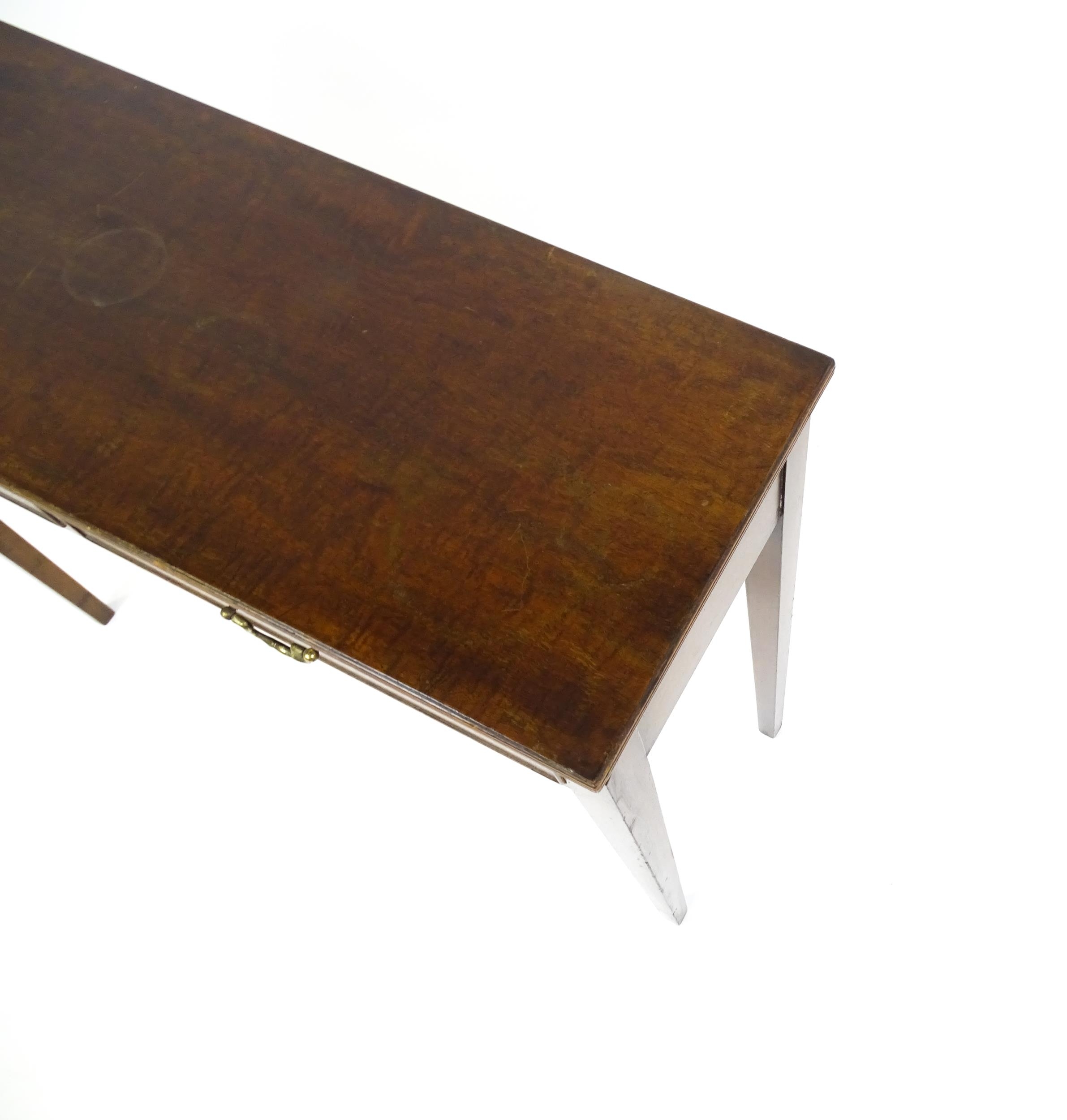 A 20thC mahogany console table / side table with a reeded edge and two short drawers with swan - Bild 8 aus 8