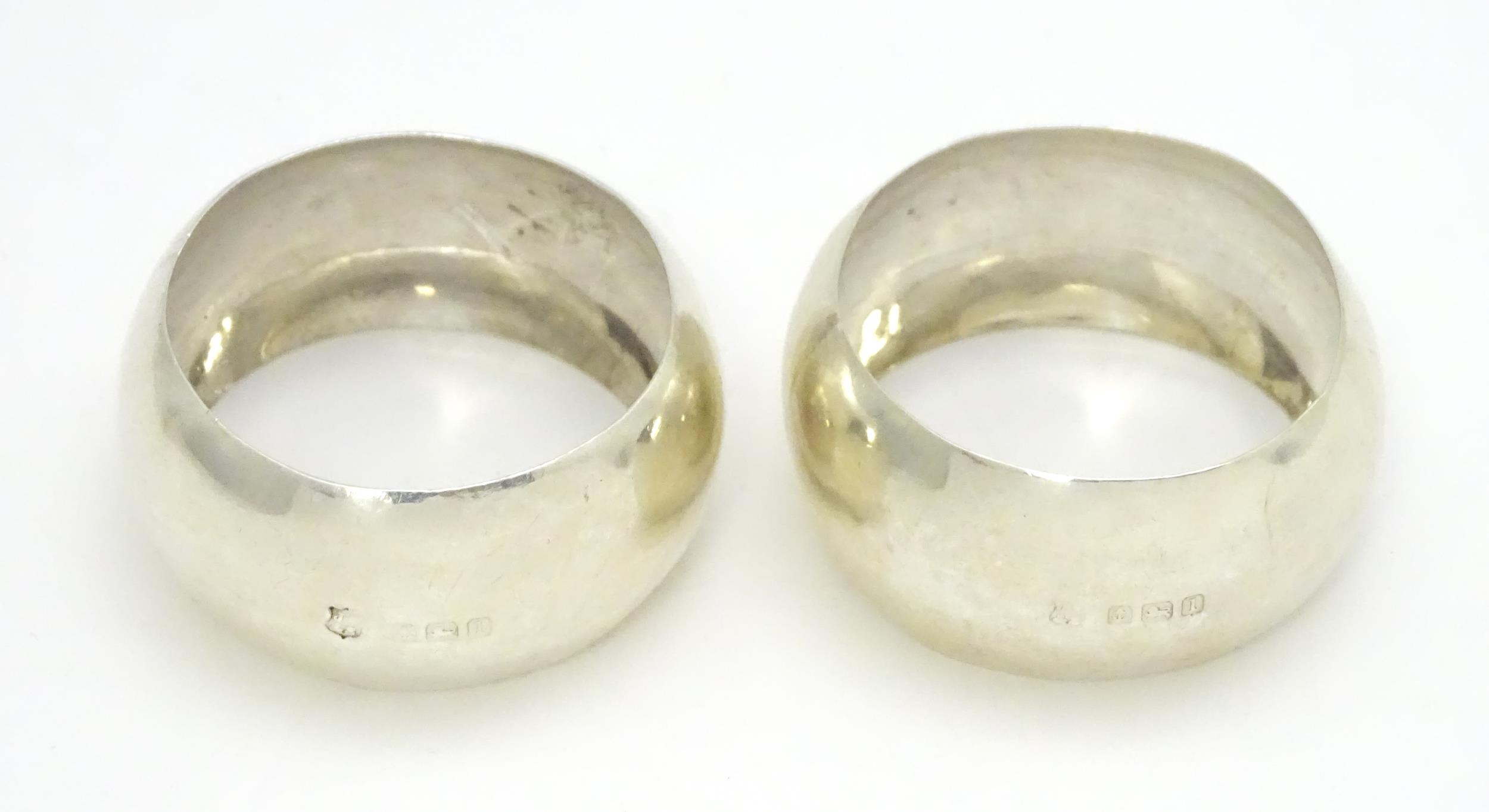 A pair of silver napkin rings hallmarked Birmingham 1910, maker John Sherwood & Sons. (2) Please