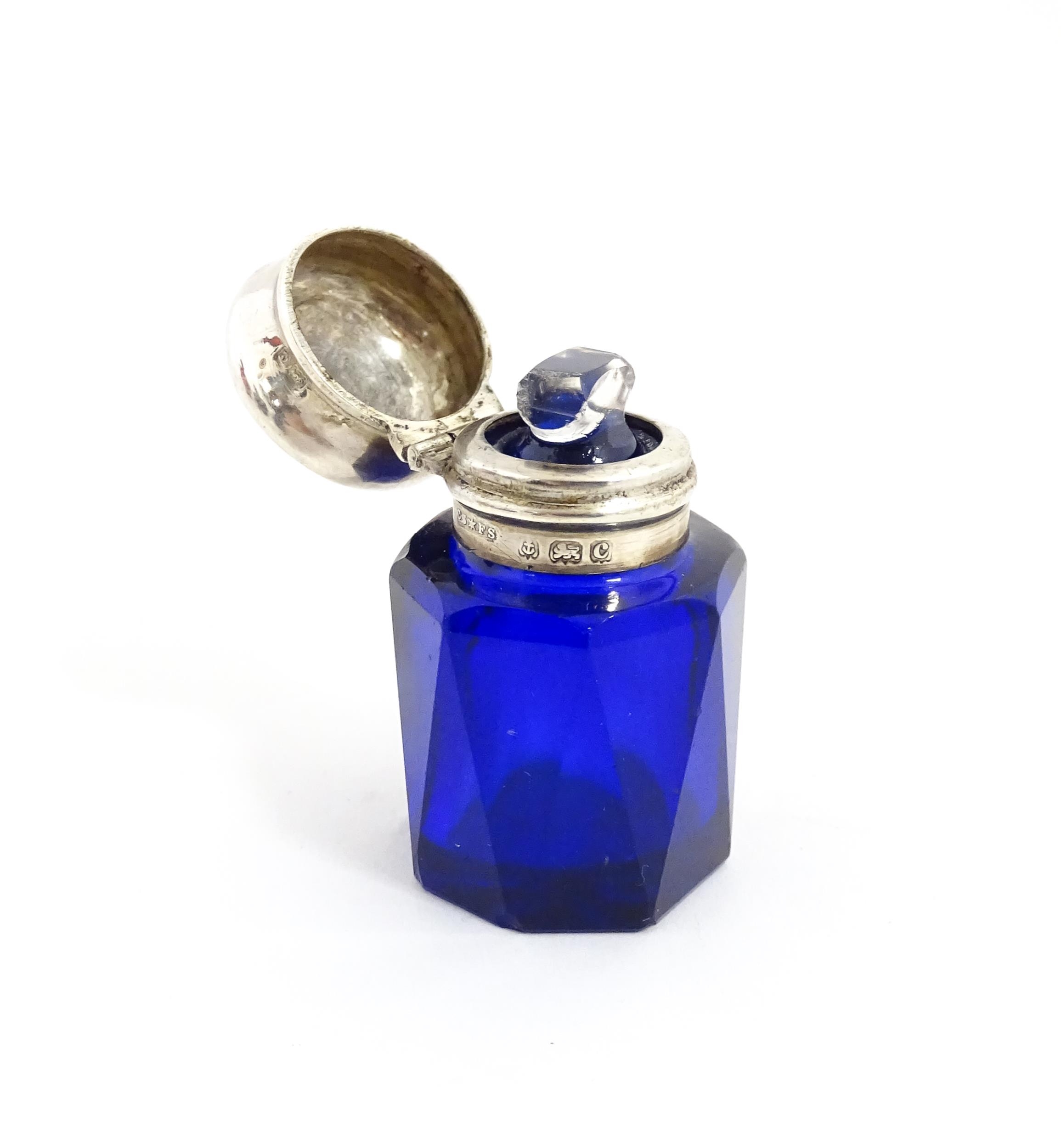 A blue glass scent / salts bottle with silver top hallmarked Birmingham 1902, maker Cornelius - Image 4 of 9