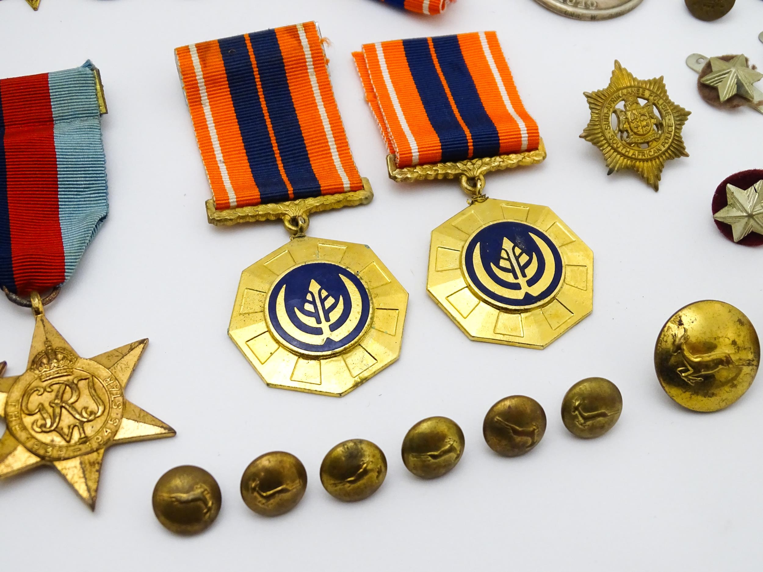 Militaria : a quantity of 20thC medals and insignia, comprising two WWI campaign medals to Gnr. W. - Image 10 of 16