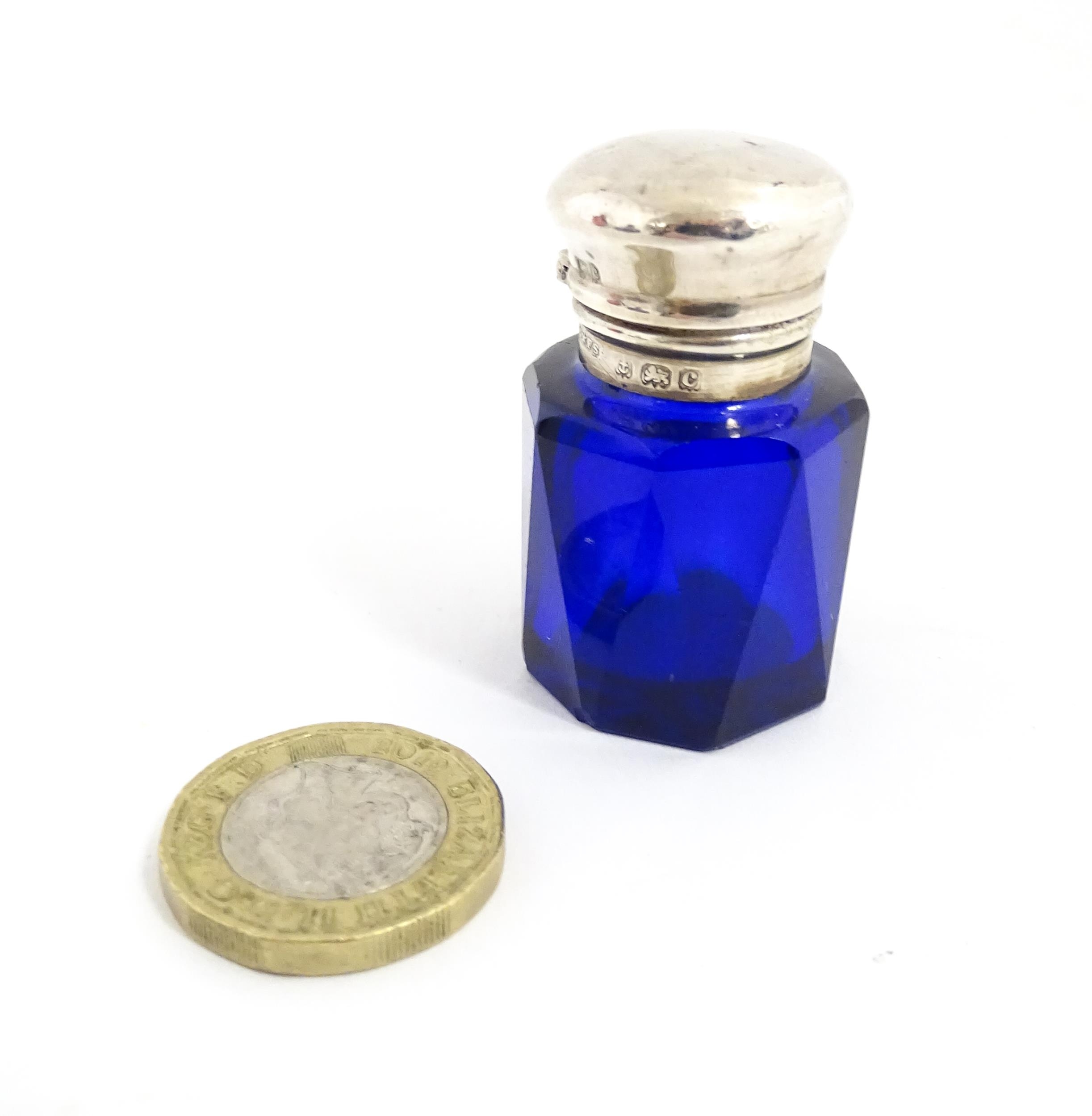 A blue glass scent / salts bottle with silver top hallmarked Birmingham 1902, maker Cornelius - Image 3 of 9