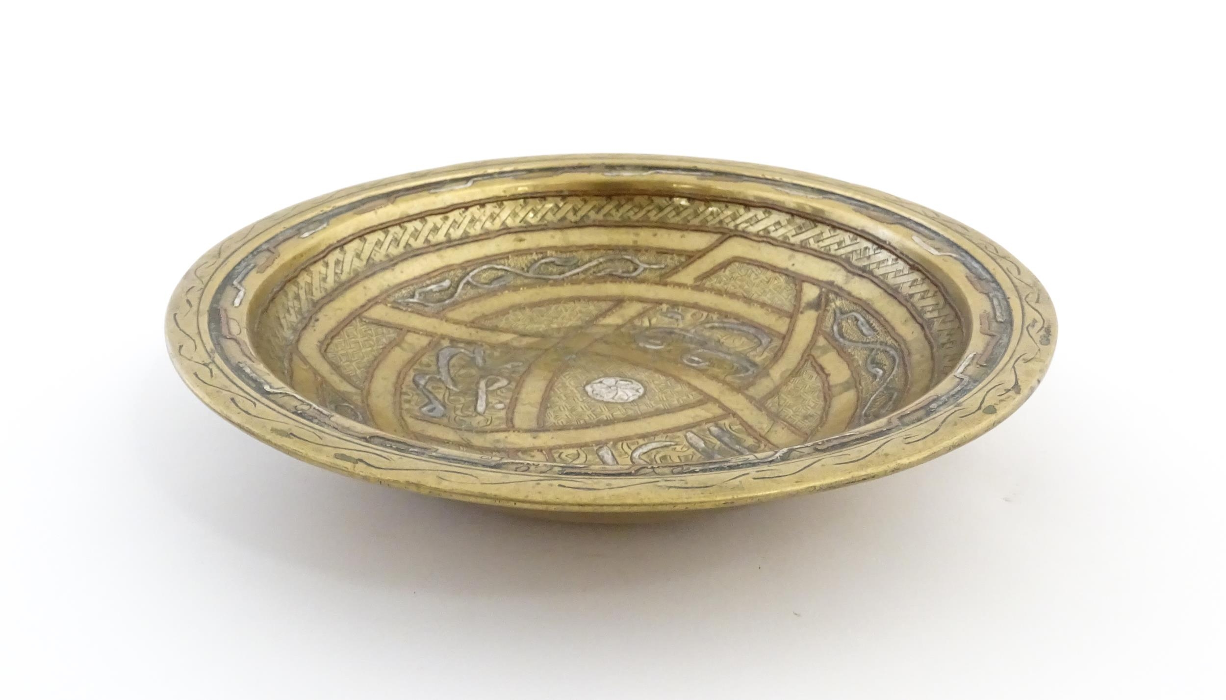 A Middle Eastern brass dish / bowl with incised detail and inlaid white metal and copper - Image 3 of 8
