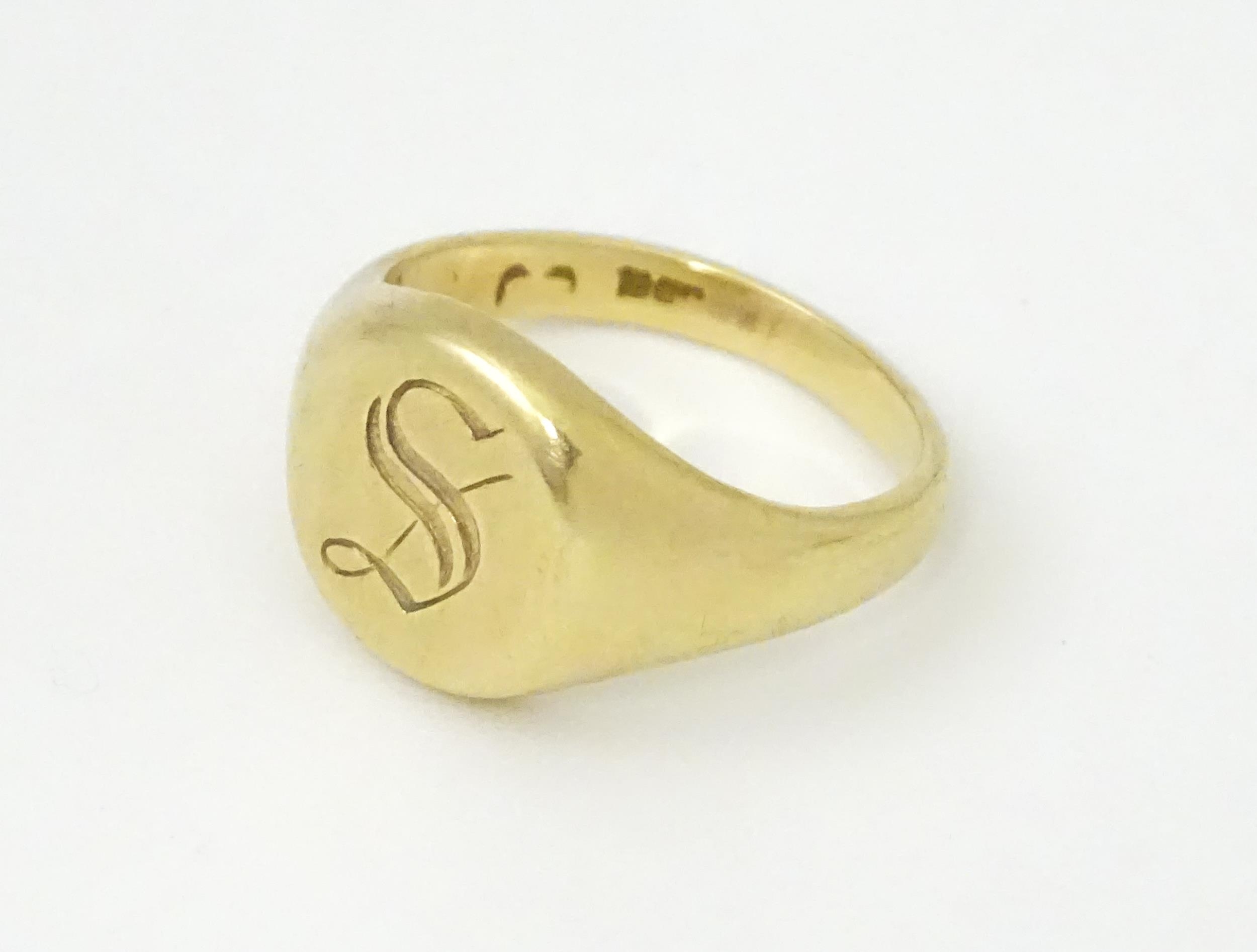 A 9ct gold signet ring engraved with the letter S. Ring size approx. L Please Note - we do not - Image 4 of 6