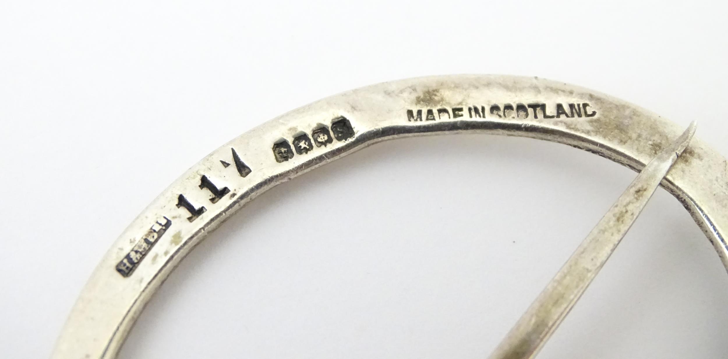 A Scottish silver penannular brooch / pin with Celtic decoration. Hallmarked Glasgow 1941 maker - Image 7 of 8