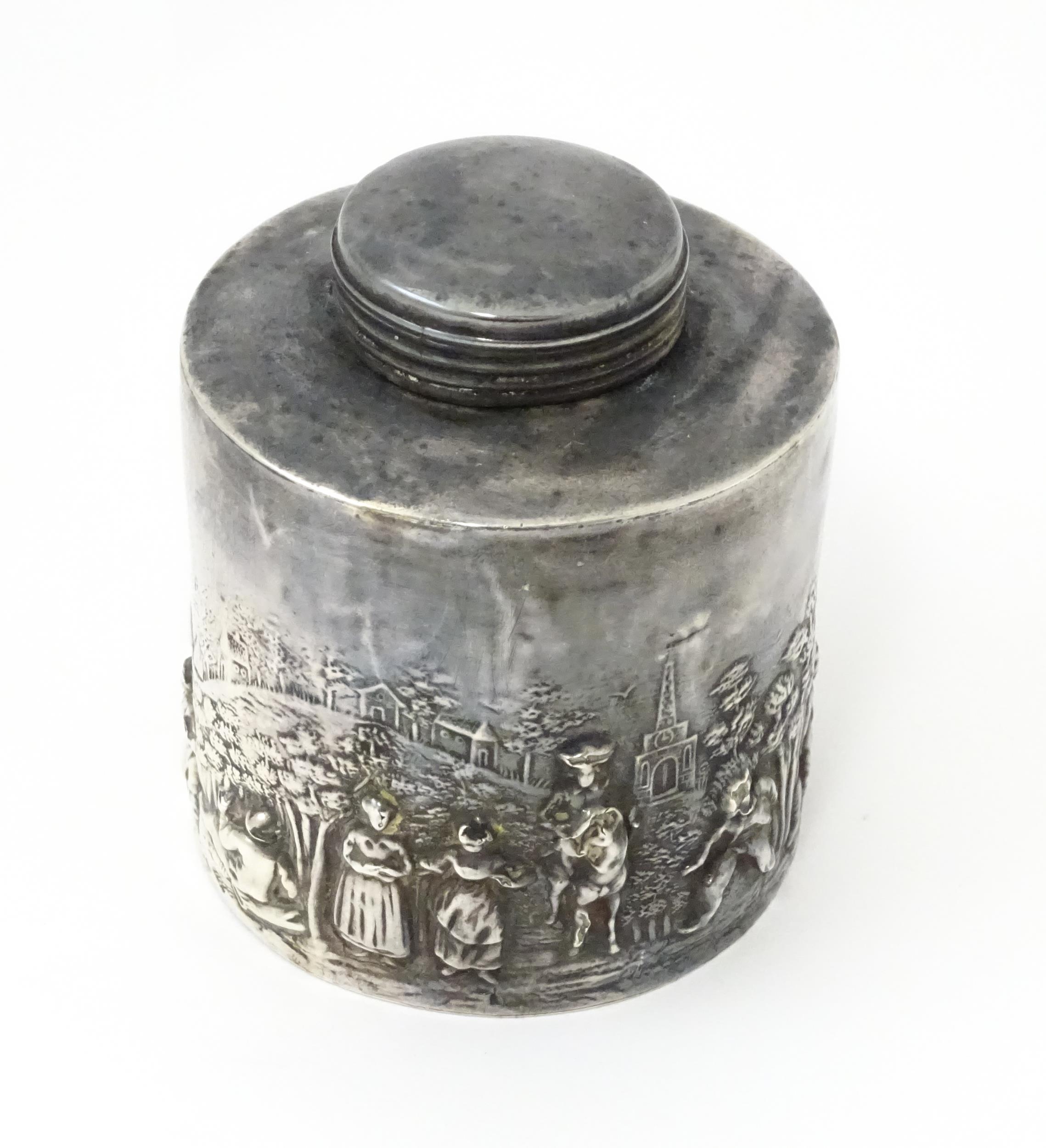 A silver tea caddy depicting a village scene with buildings and figures. Hallmarked Chester c. - Bild 5 aus 10