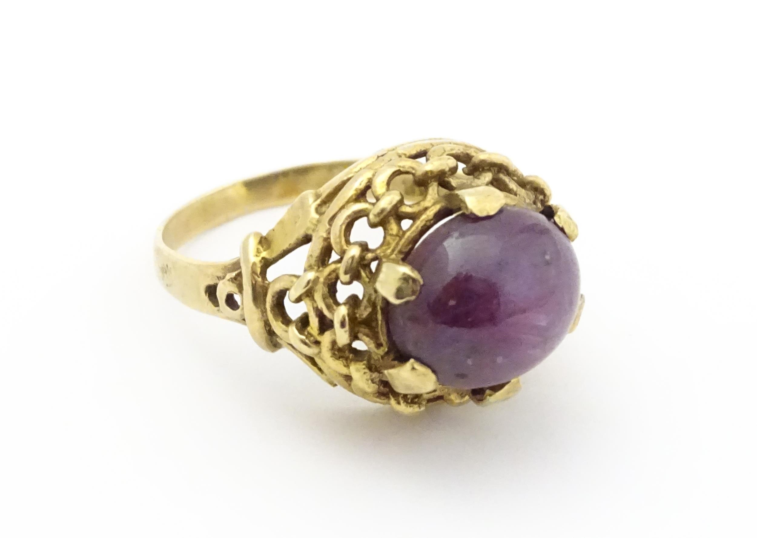 A 9ct gold ring set with ruby cabochon. Ring size approx. O Please Note - we do not make reference - Image 5 of 9