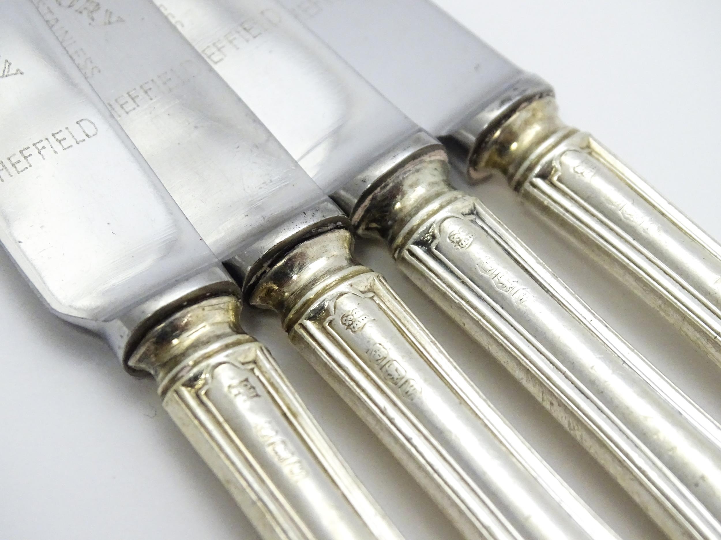 Assorted silver handled tea knives to include pistol grip examples. Together with a silver handled - Image 10 of 14