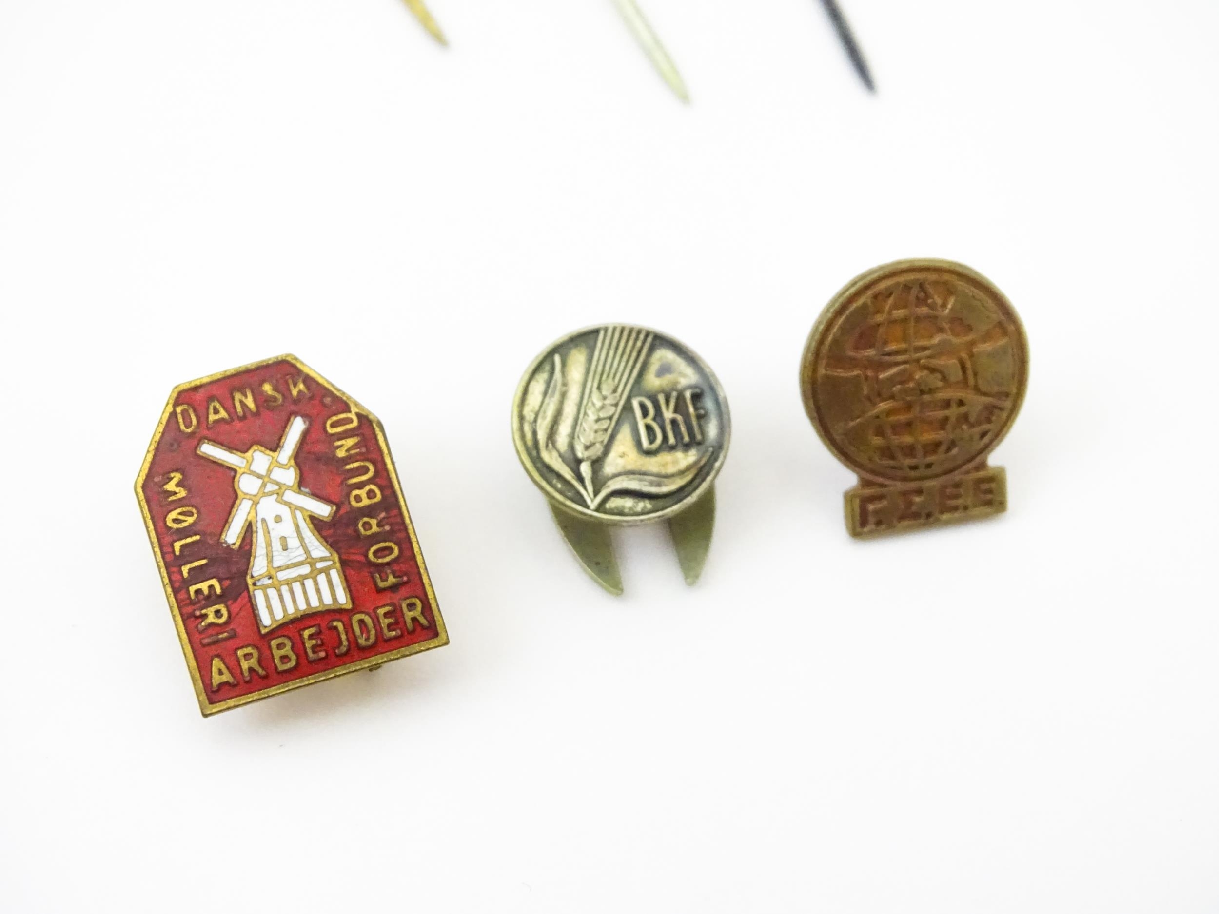 Trade Union Interest: a quantity of assorted badges, pins, etc. to include 2 Gewerkschaftstag D. - Image 11 of 13