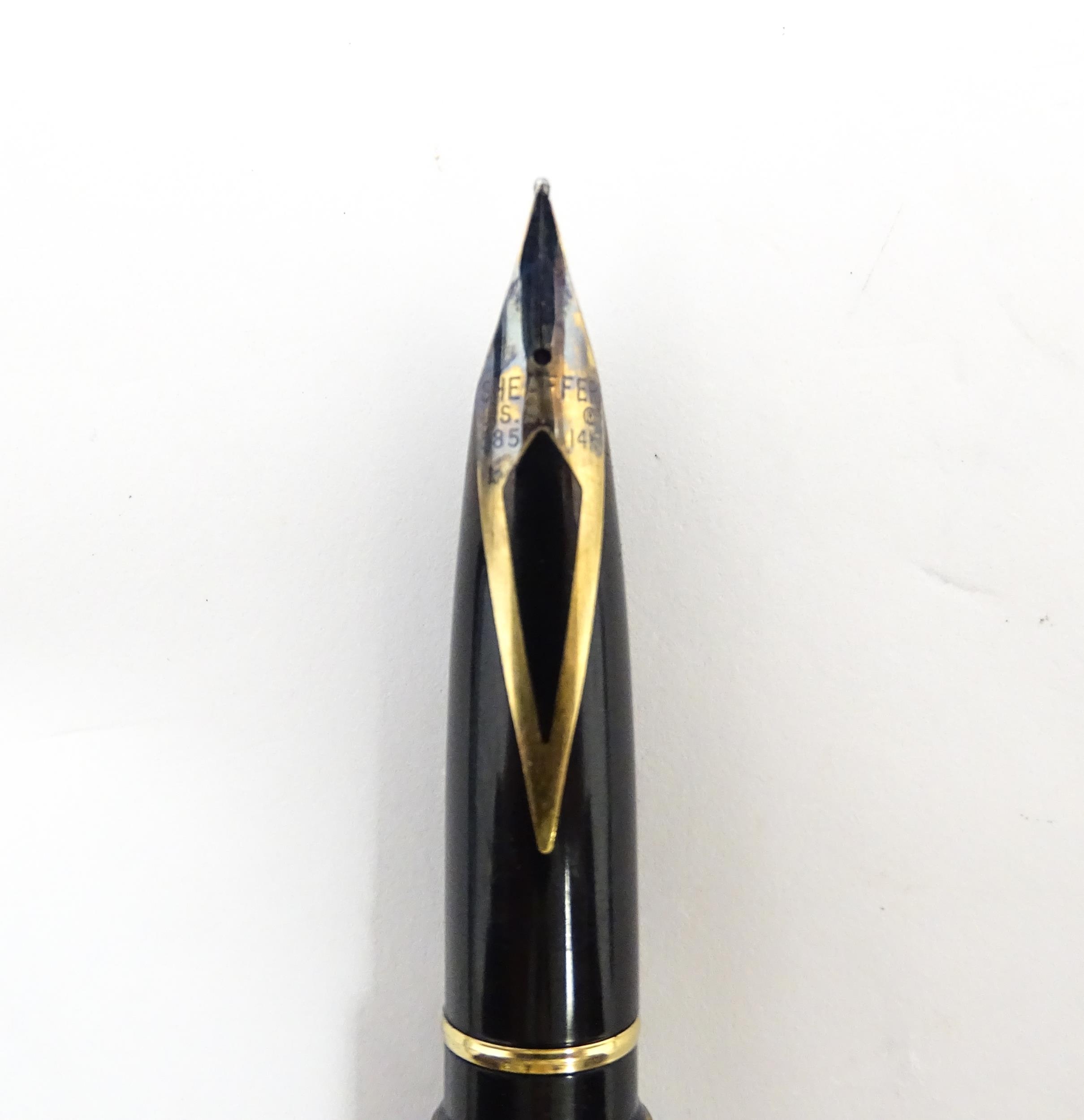 A Schaeffer 'Targa' fountain pen, with black barrel and cap, 14k gold nib, approx 5 3/8" long Please - Image 6 of 10