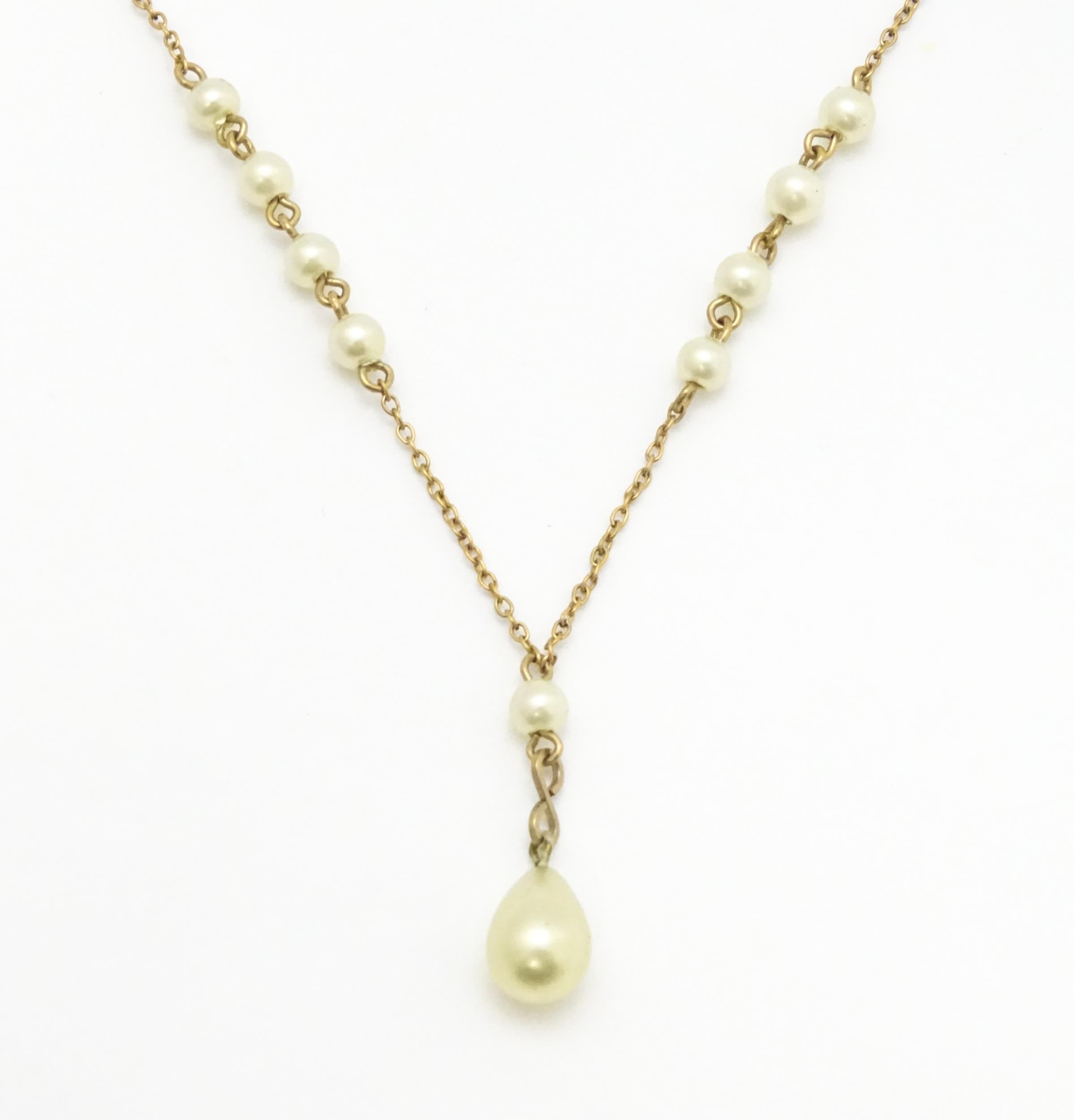 A gilt metal necklace set with pearl beads and drop. Approx. 17" long Please Note - we do not make - Image 5 of 9