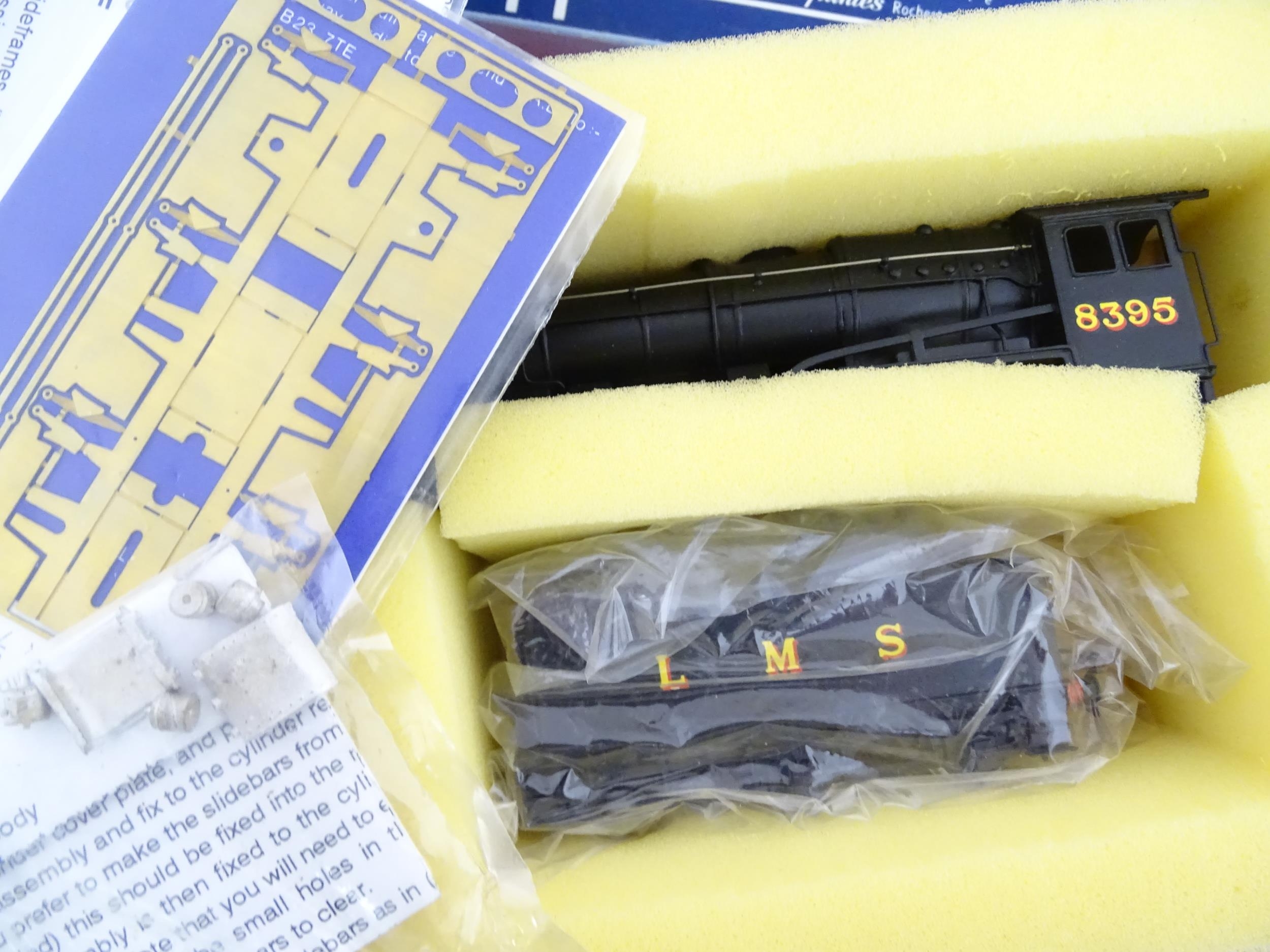 Toys - Model Train / Railway Interest : A quantity of assorted wagon / rolling stock kits to include - Image 10 of 14