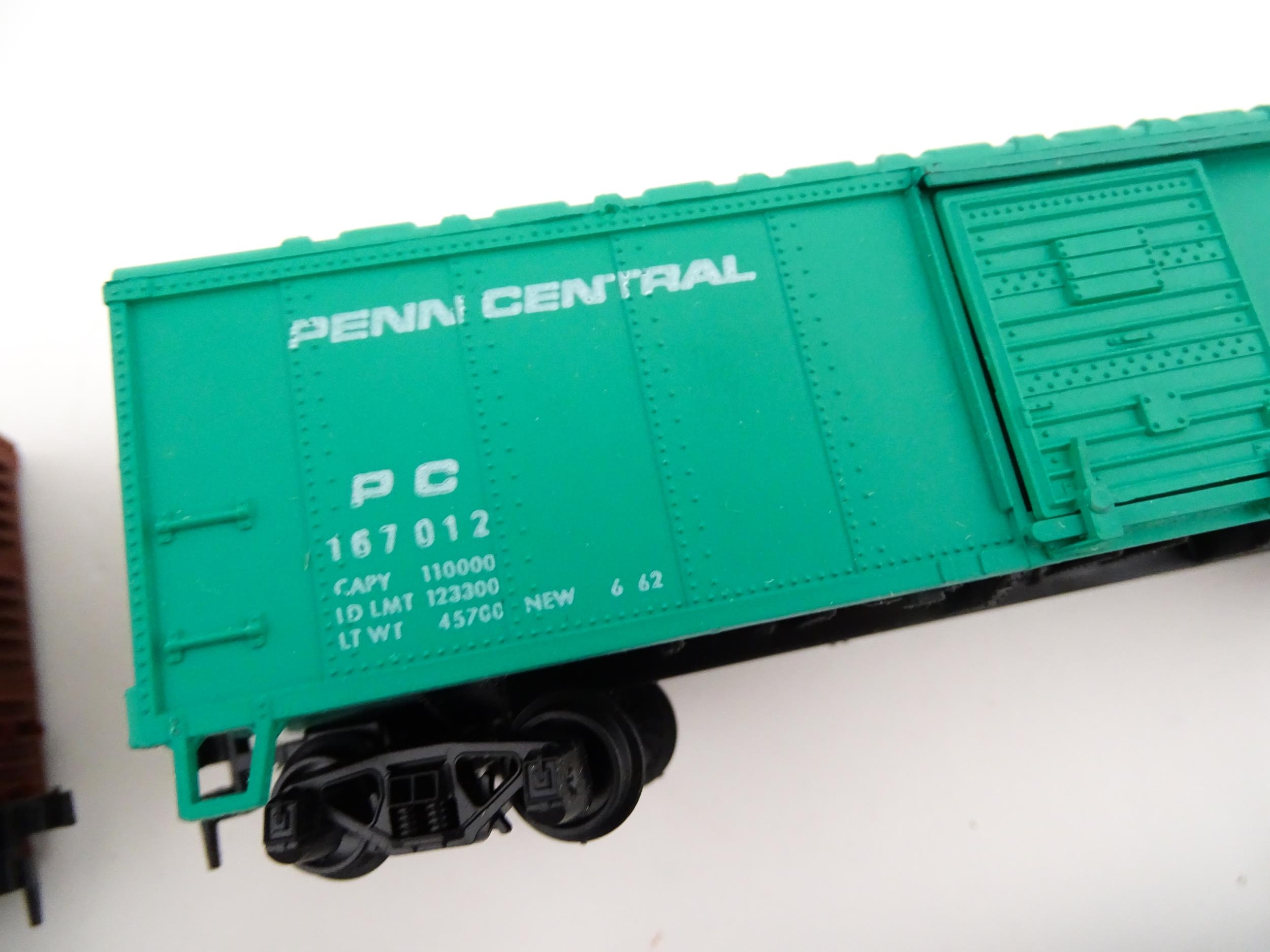 Toys - Model Train / Railway Interest : Four AHM scale model HO gauge carriages comprising Penn - Image 10 of 11