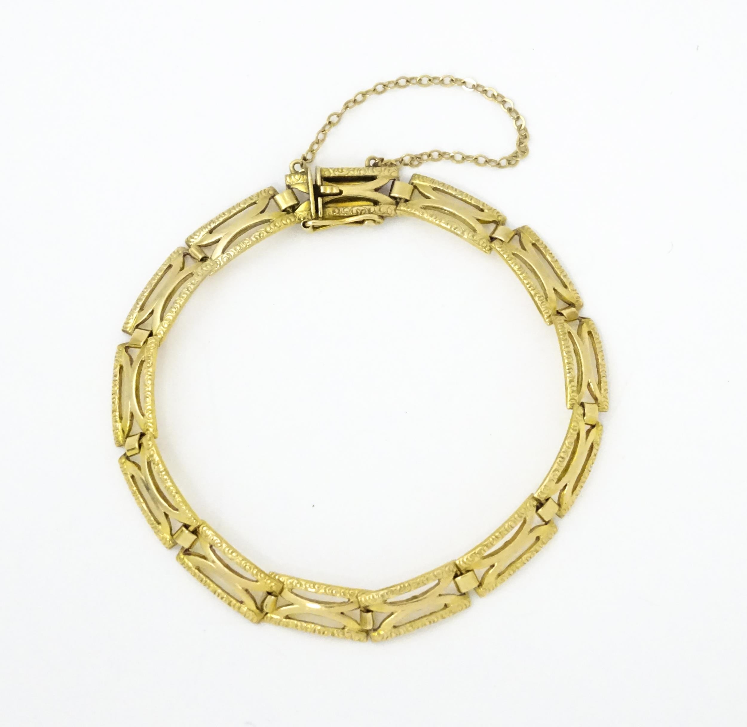 A 9ct gold bracelet with textured detail. Approx 7" long Please Note - we do not make reference to - Image 3 of 8