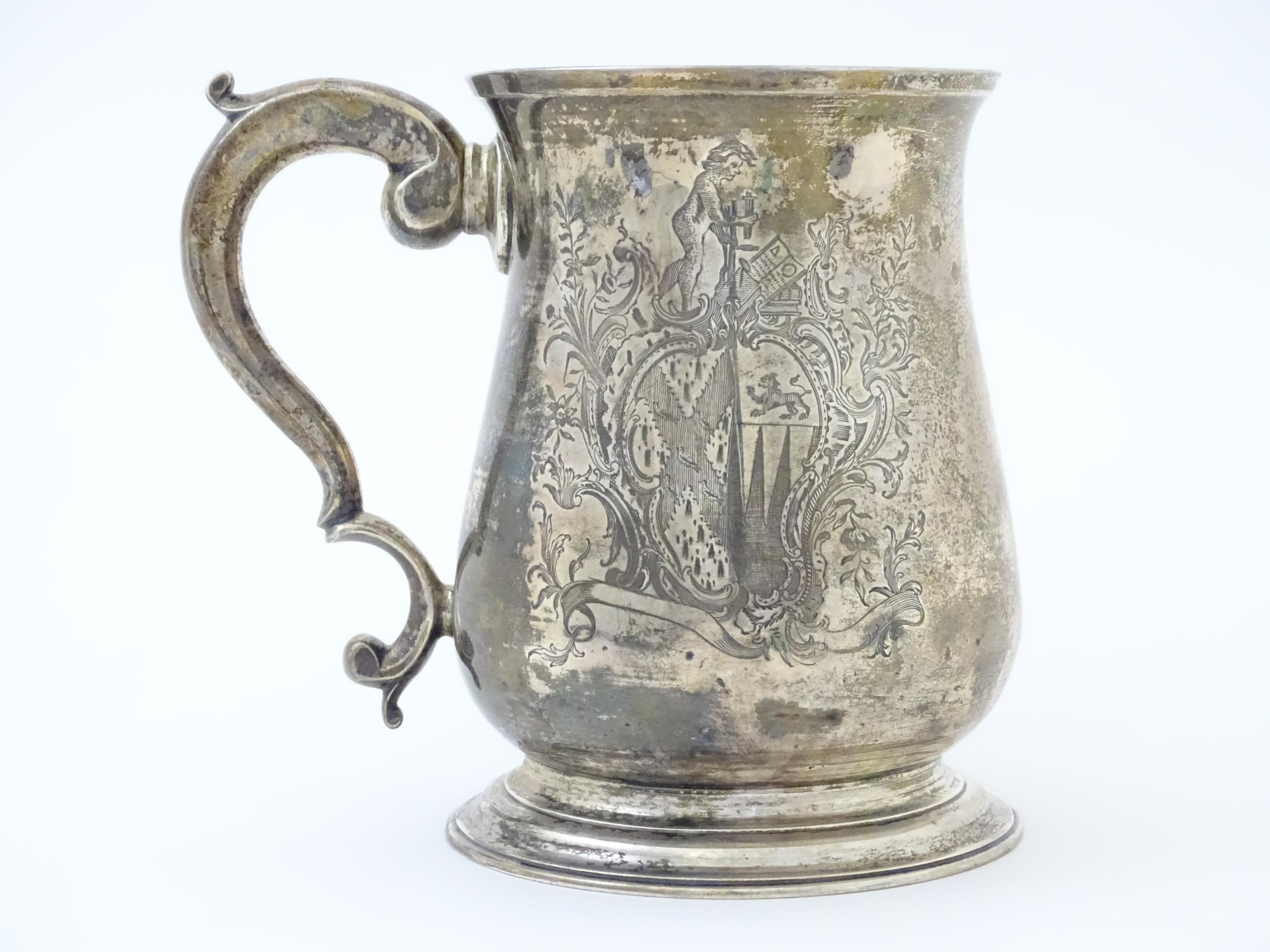 A Geo II silver tankard / mug with engraved heraldic armorial coat of arms decoration hallmarked - Image 4 of 11