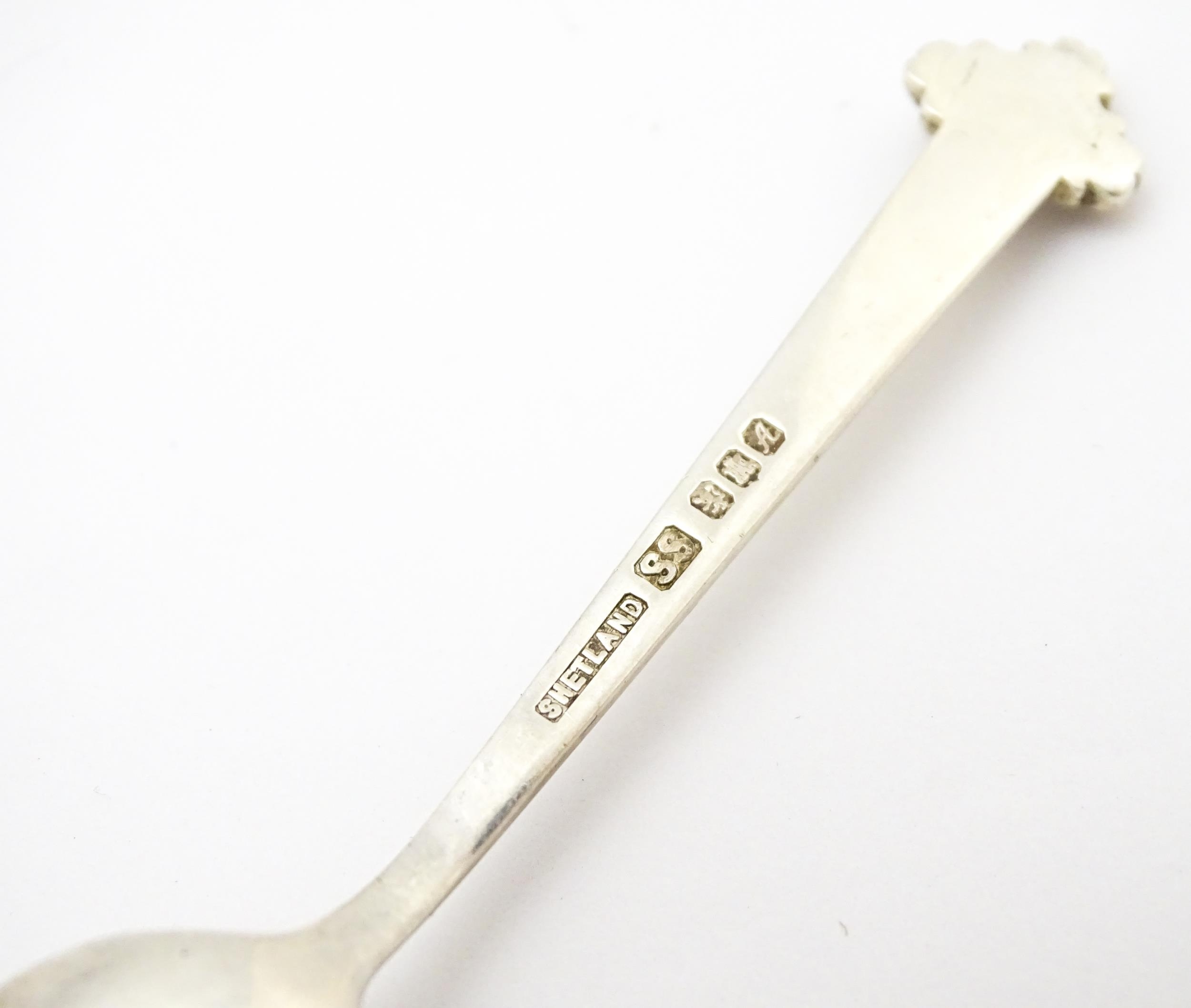 Five assorted silver teaspoons to include a teaspoon with coat of arms for Stratford On Avon - Image 6 of 10