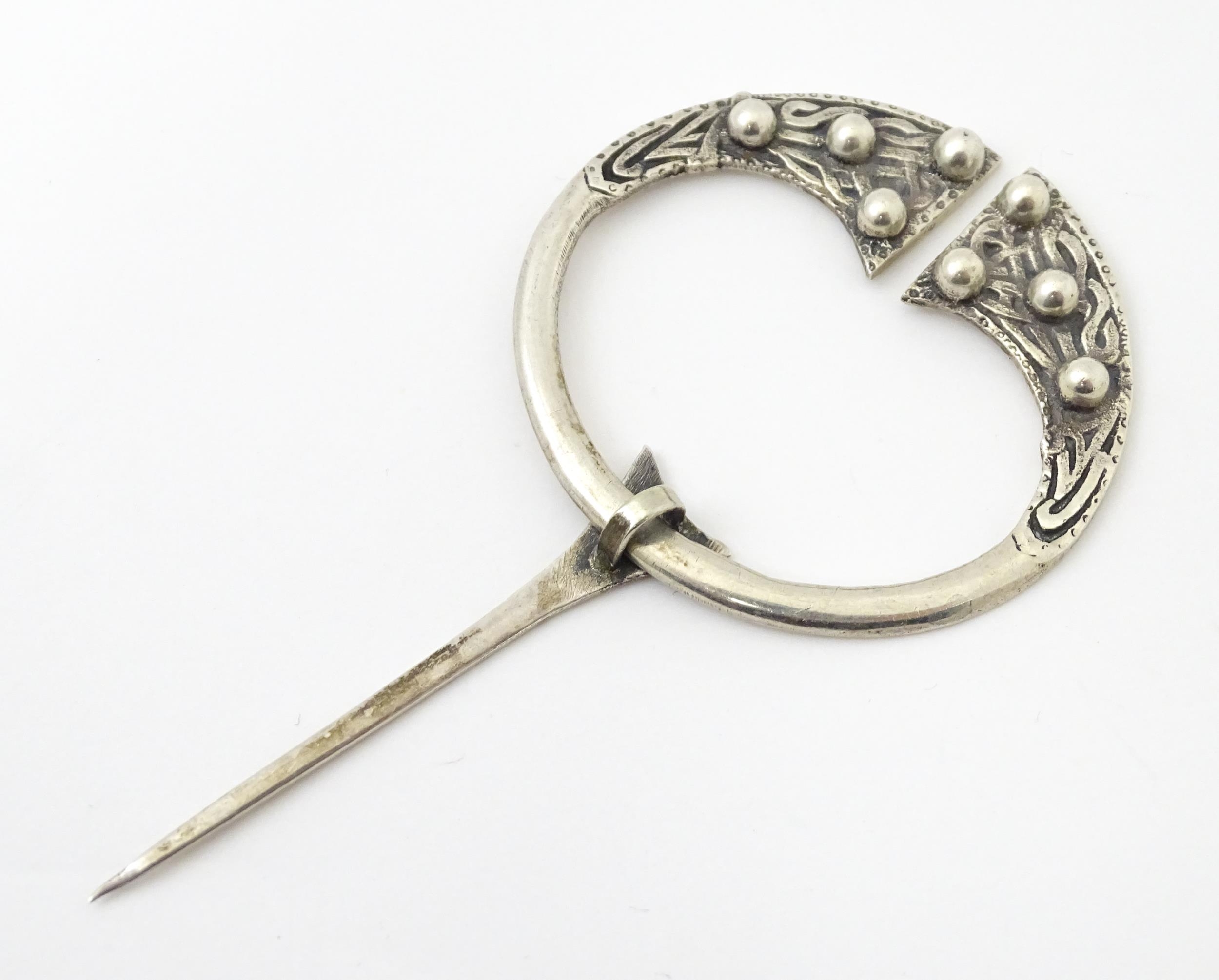 A Scottish silver penannular brooch / pin with Celtic decoration. Hallmarked Glasgow 1941 maker - Image 4 of 8
