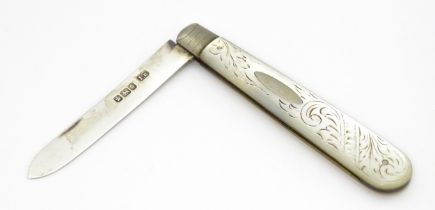 A Victorian silver folding fruit knife with mother of pearl handle, hallmarked Sheffield 1899, maker