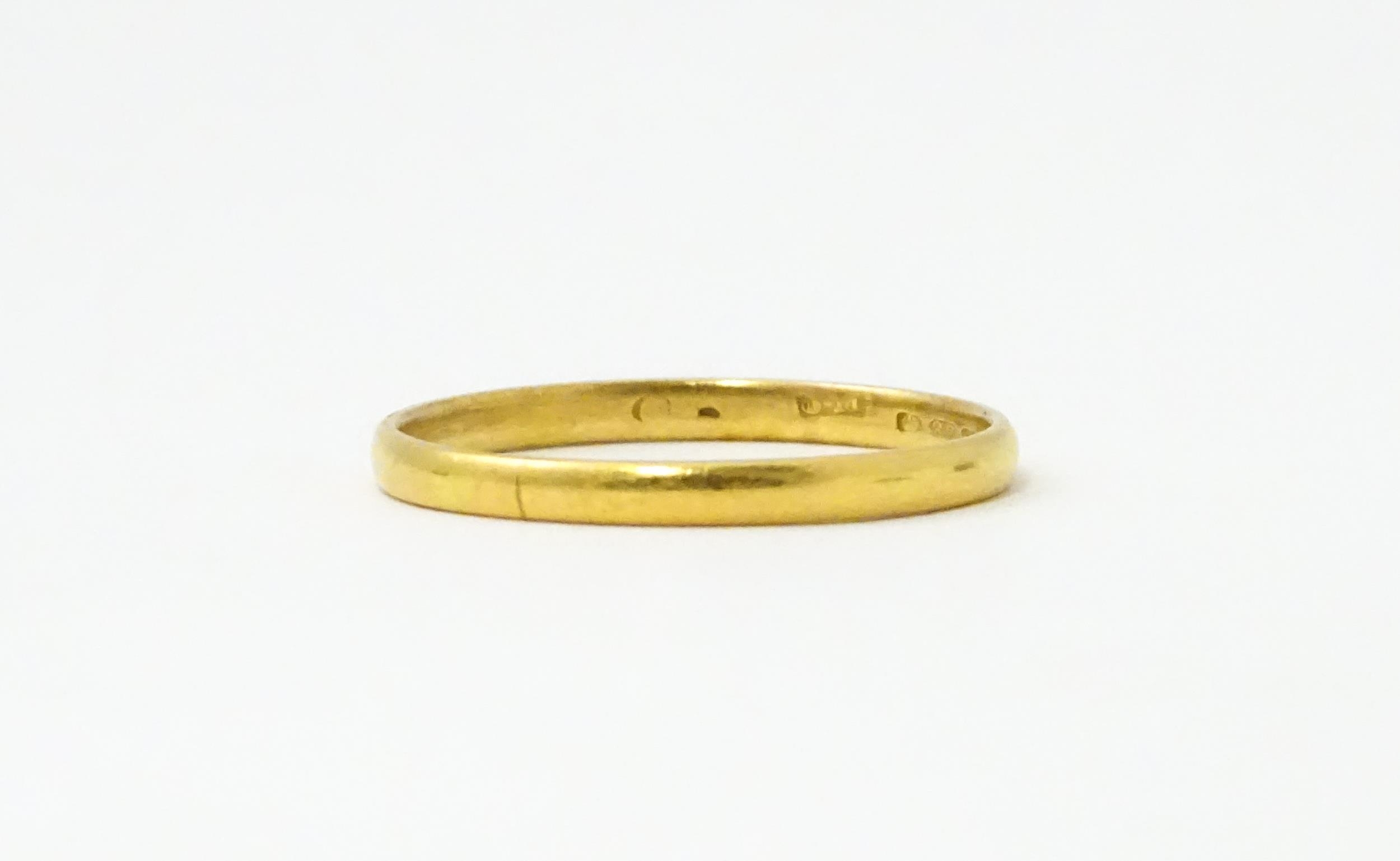A 22ct gold ring. Ring size approx. Y. (2.9g approx) Please Note - we do not make reference to the - Image 3 of 5
