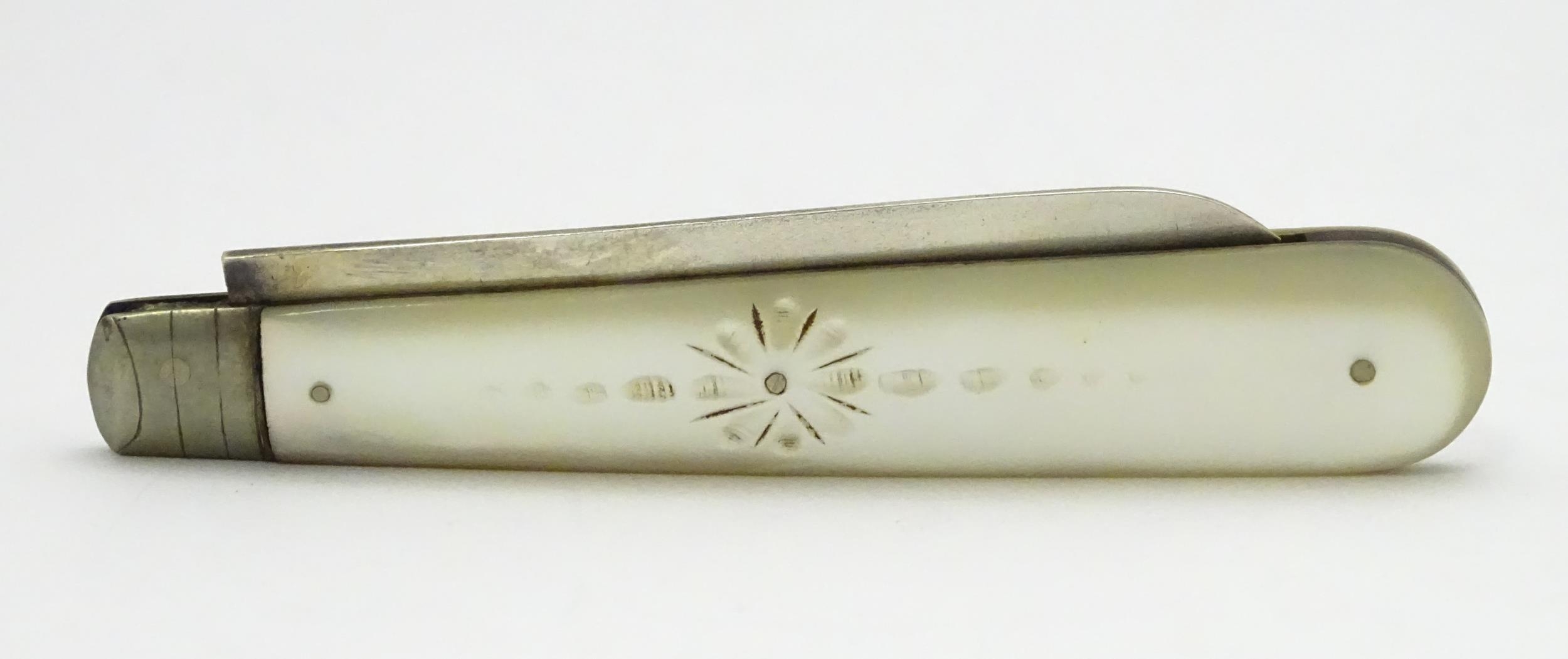 A Victorian silver folding fruit knife with mother of pearl handle, hallmarked Sheffield 1899, maker - Image 4 of 7