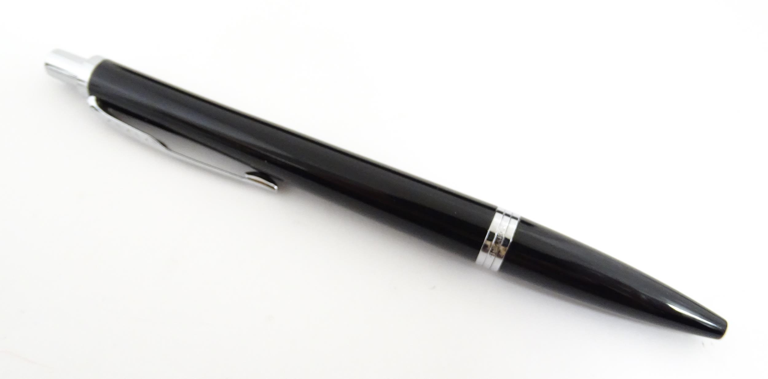 A quantity of pens, comprising a boxed Parker NL ballpoint, a boxed Parker IIIE ballpoint, a boxed - Image 13 of 25