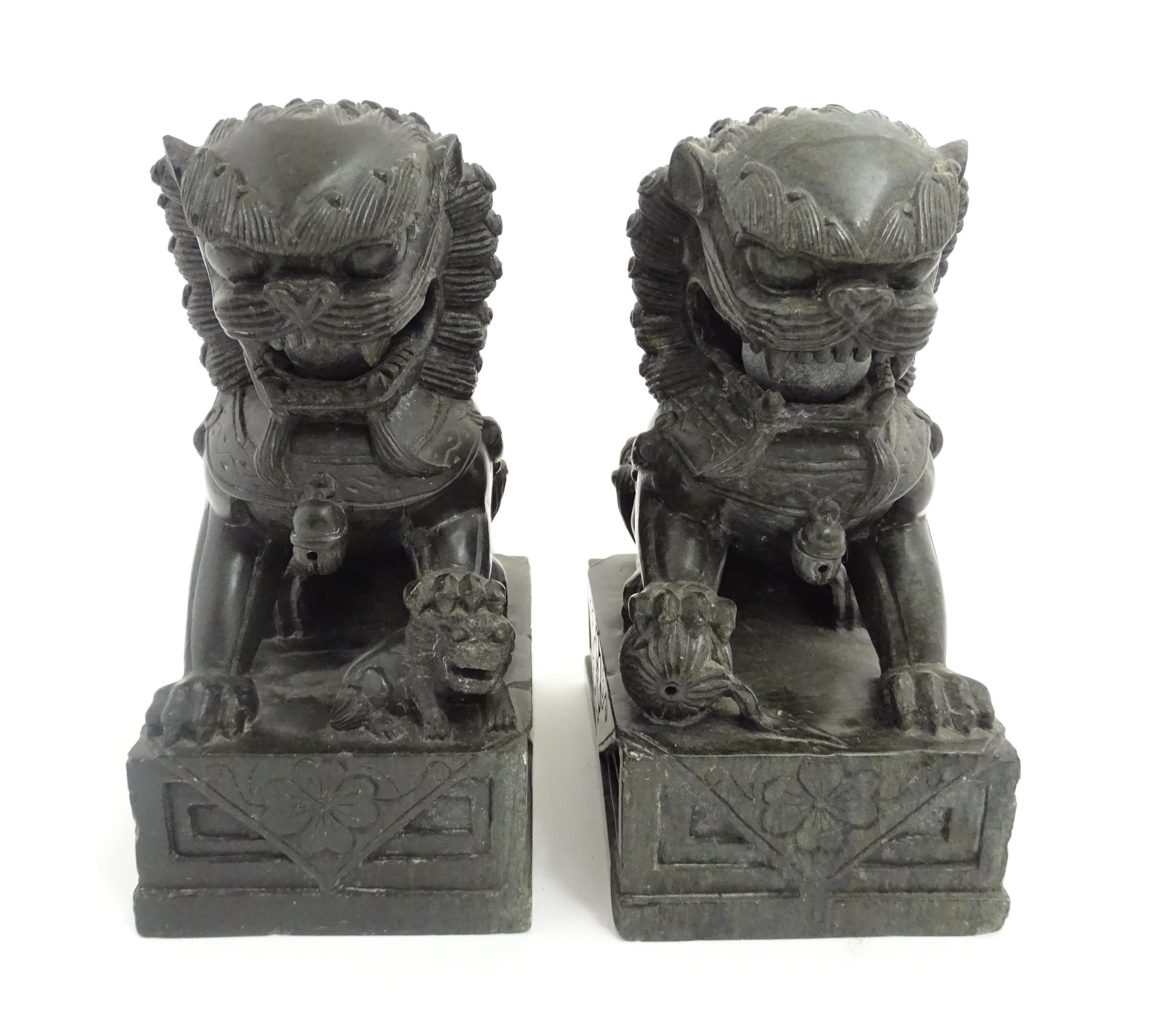 A pair of Chinese carved hardstone foo dogs / guardian lions with ball underfoot and loose ball - Image 2 of 6