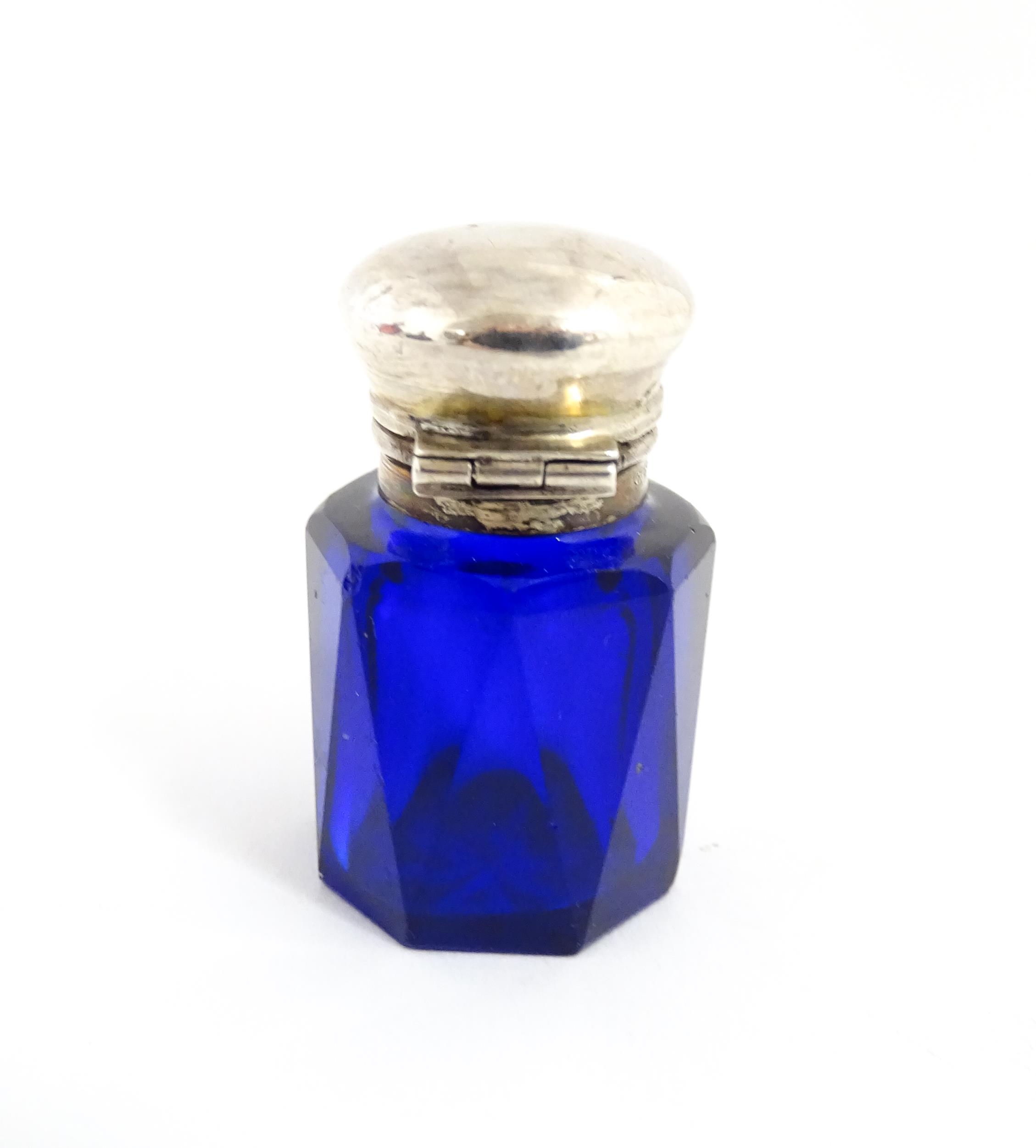 A blue glass scent / salts bottle with silver top hallmarked Birmingham 1902, maker Cornelius - Image 7 of 9