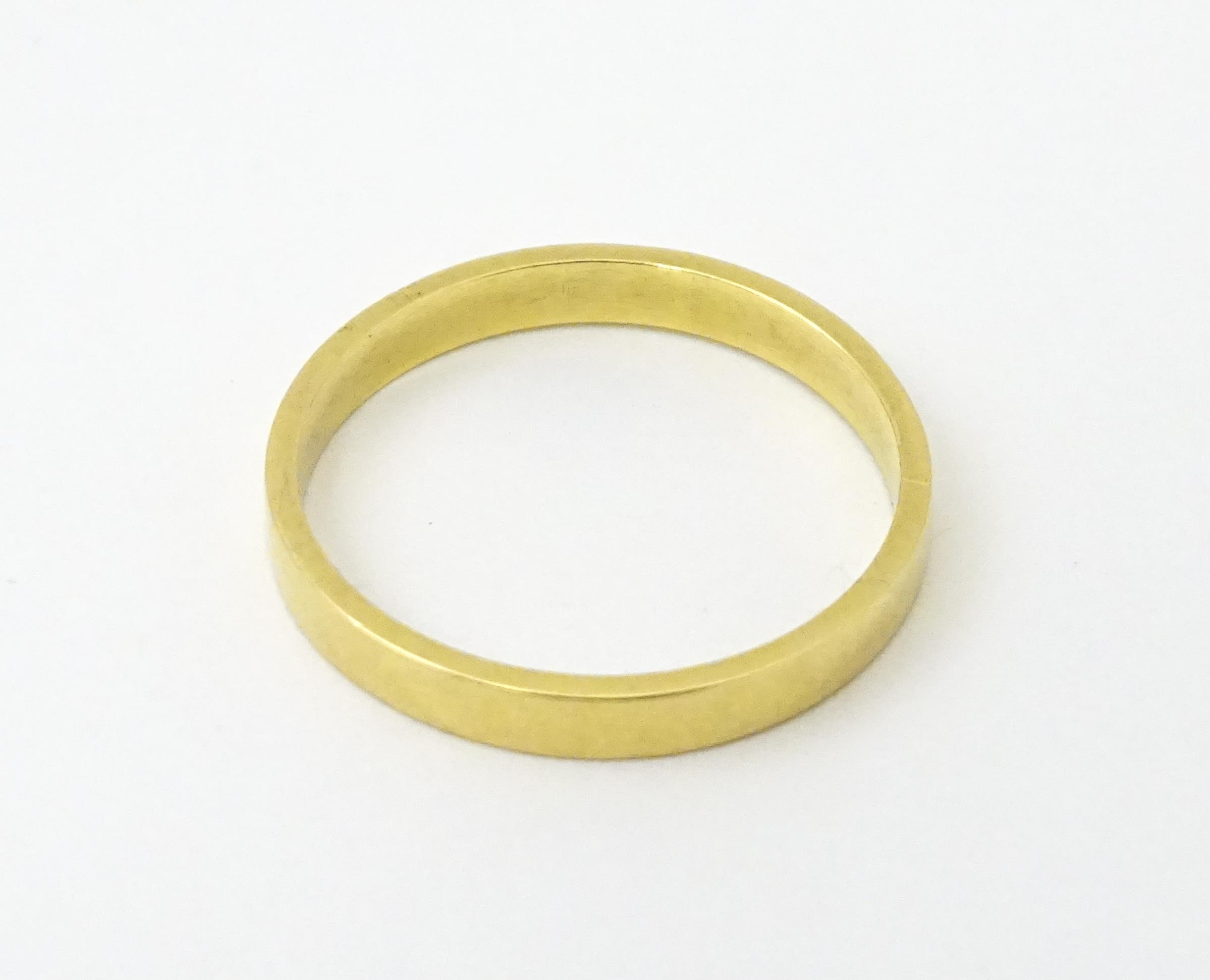 An 18ct gold ring / wedding band. Ring size approx. O Please Note - we do not make reference to - Image 6 of 9