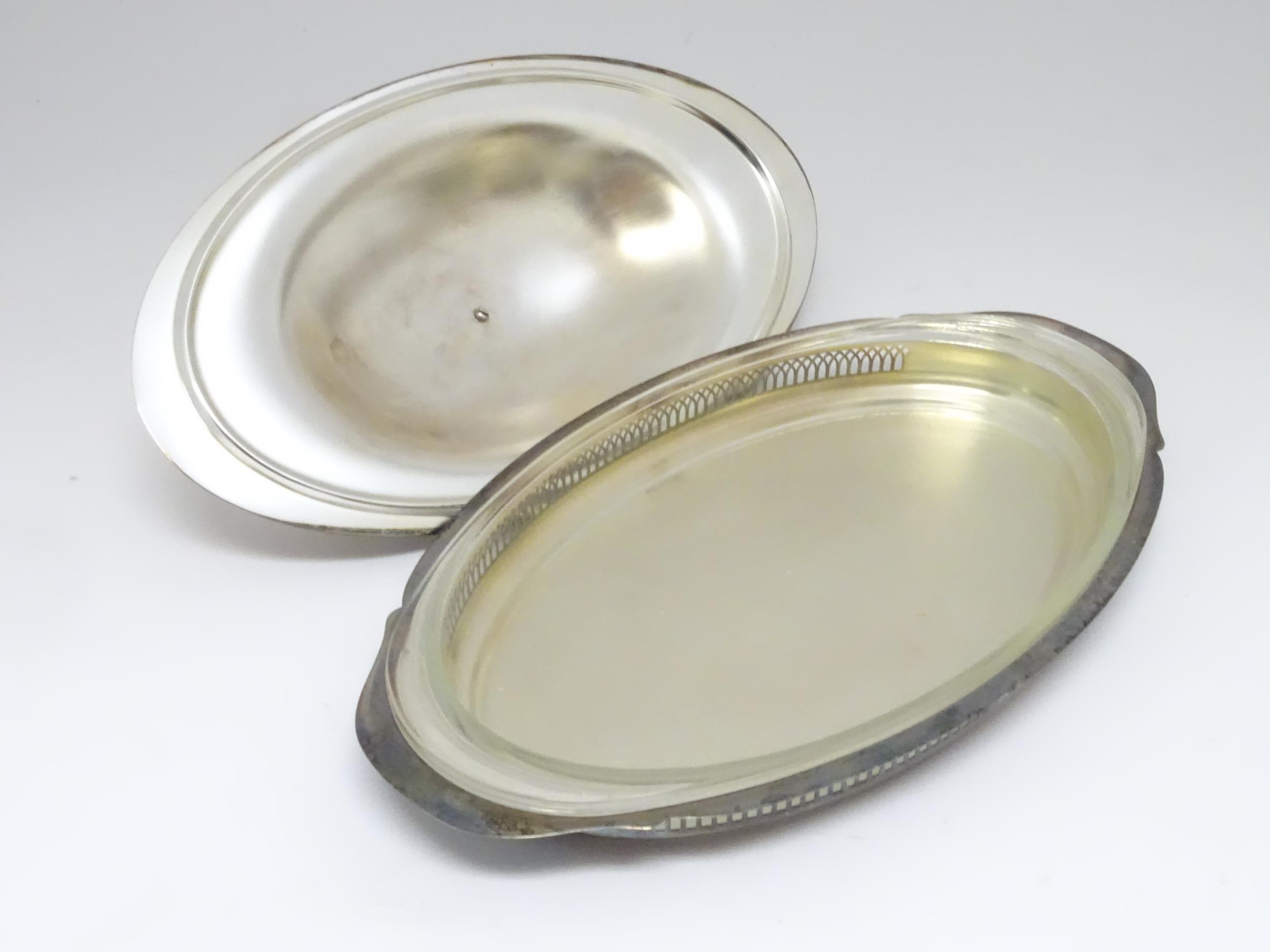 A quantity of assorted silver plated wares to include entree dishes, trays, bread plates, etc. - Image 2 of 11