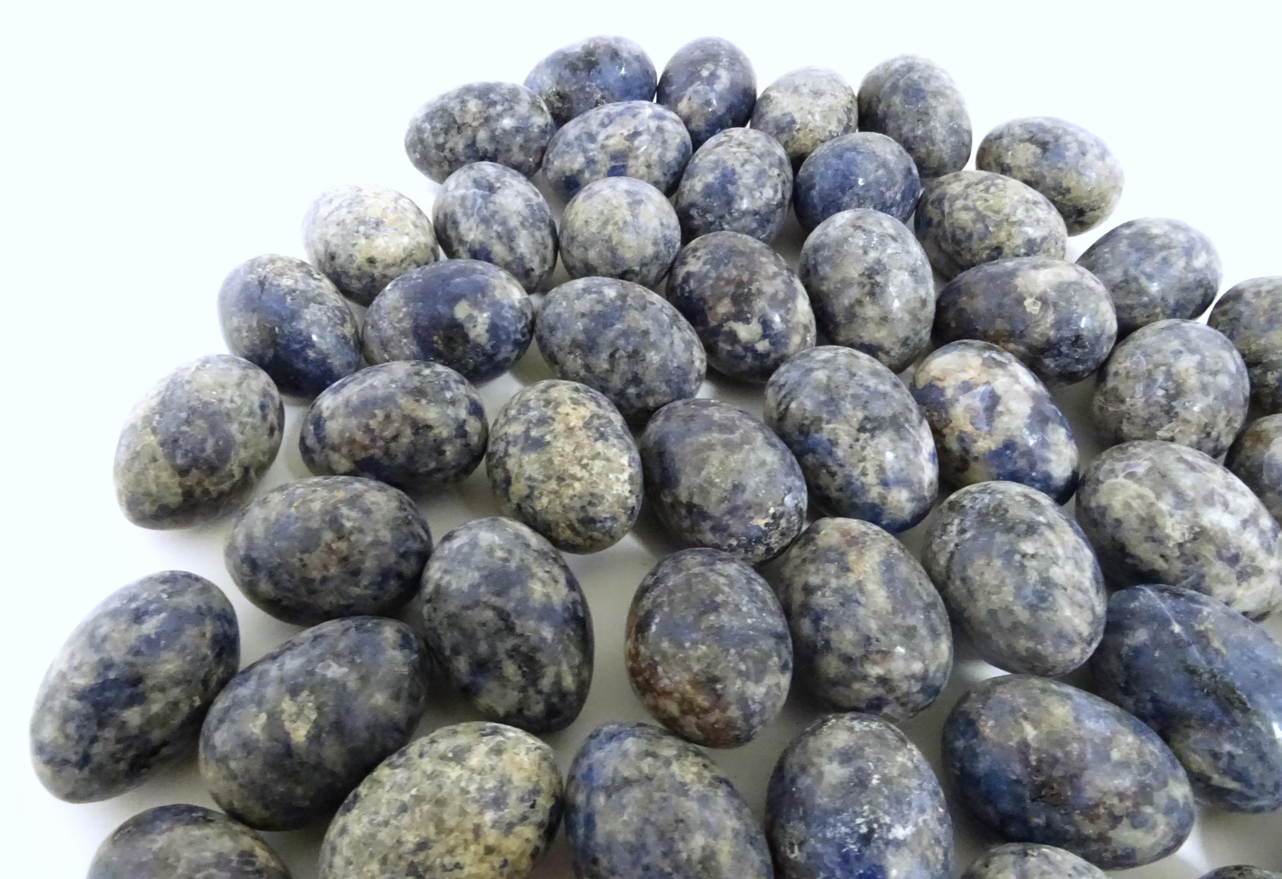 Natural History / Geology Interest: A quantity of polished hardstone specimen eggs, possibly lapis - Image 7 of 13