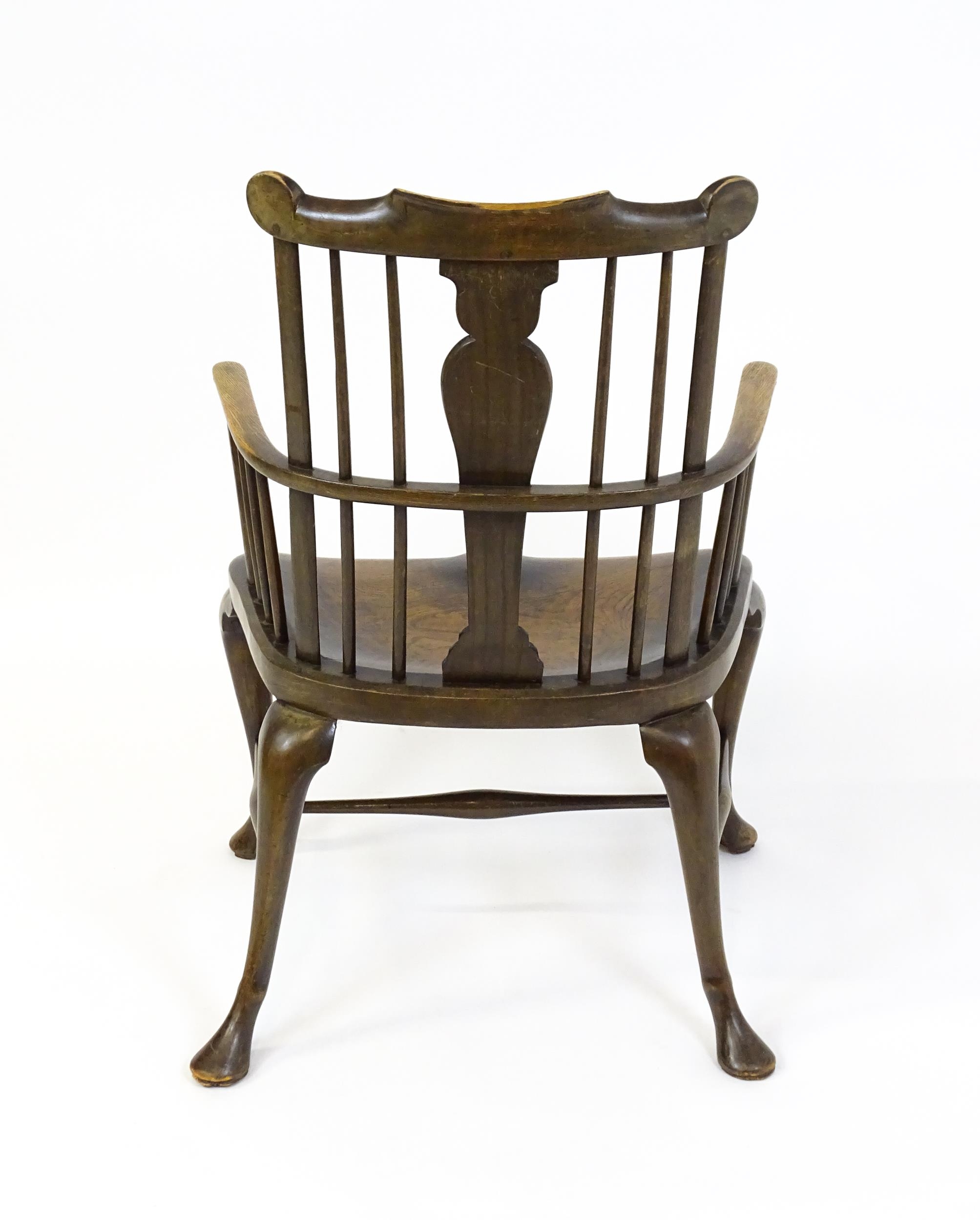 A late 19thC / early 20thC comb back Windsor chair with a vase shaped back splat and an unusually - Image 2 of 6