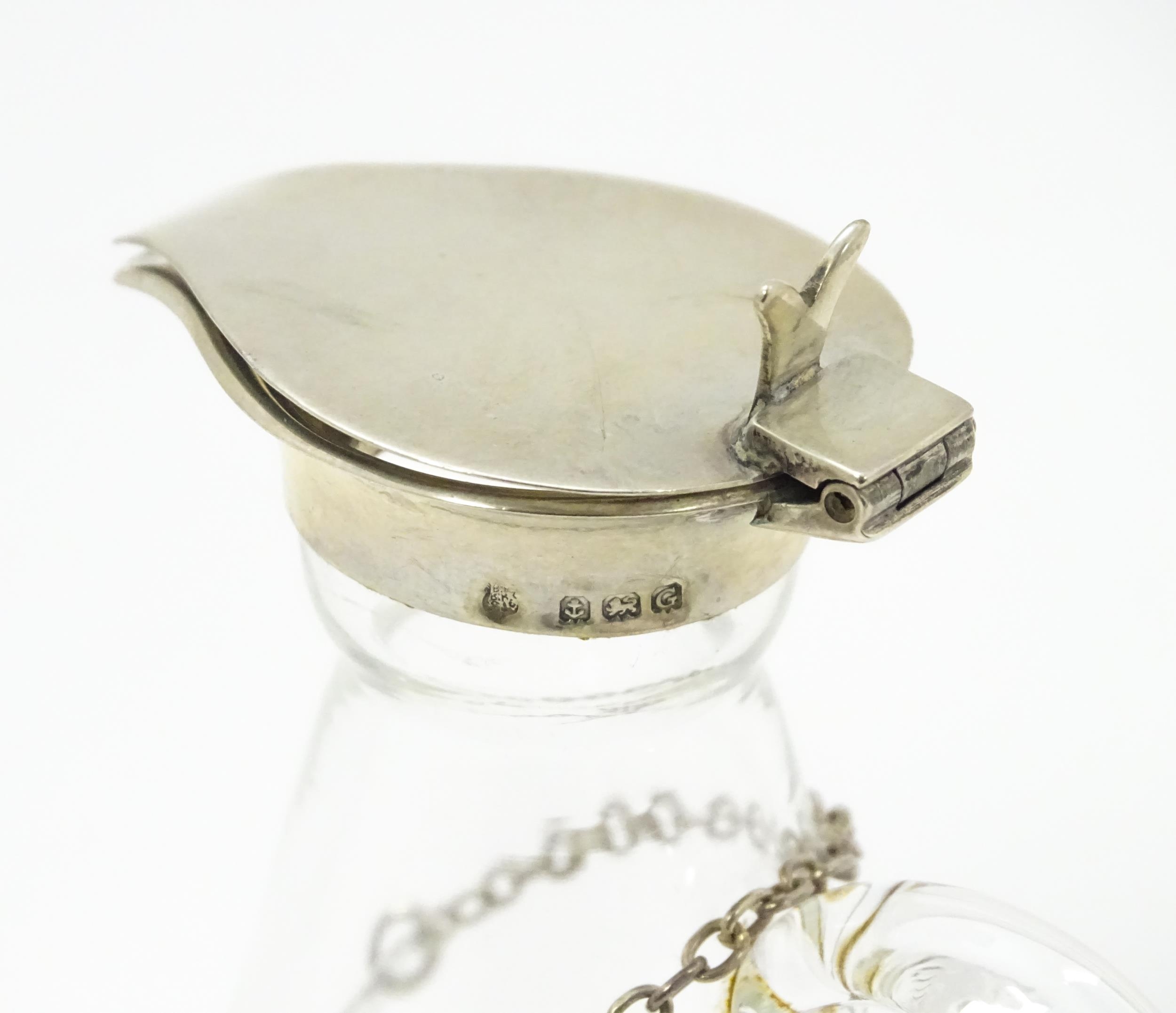 A glass whisky water noggin / jug with silver lid, hallmarked Birmingham 1916 maker Hukin & Heath - Bild 13 aus 15