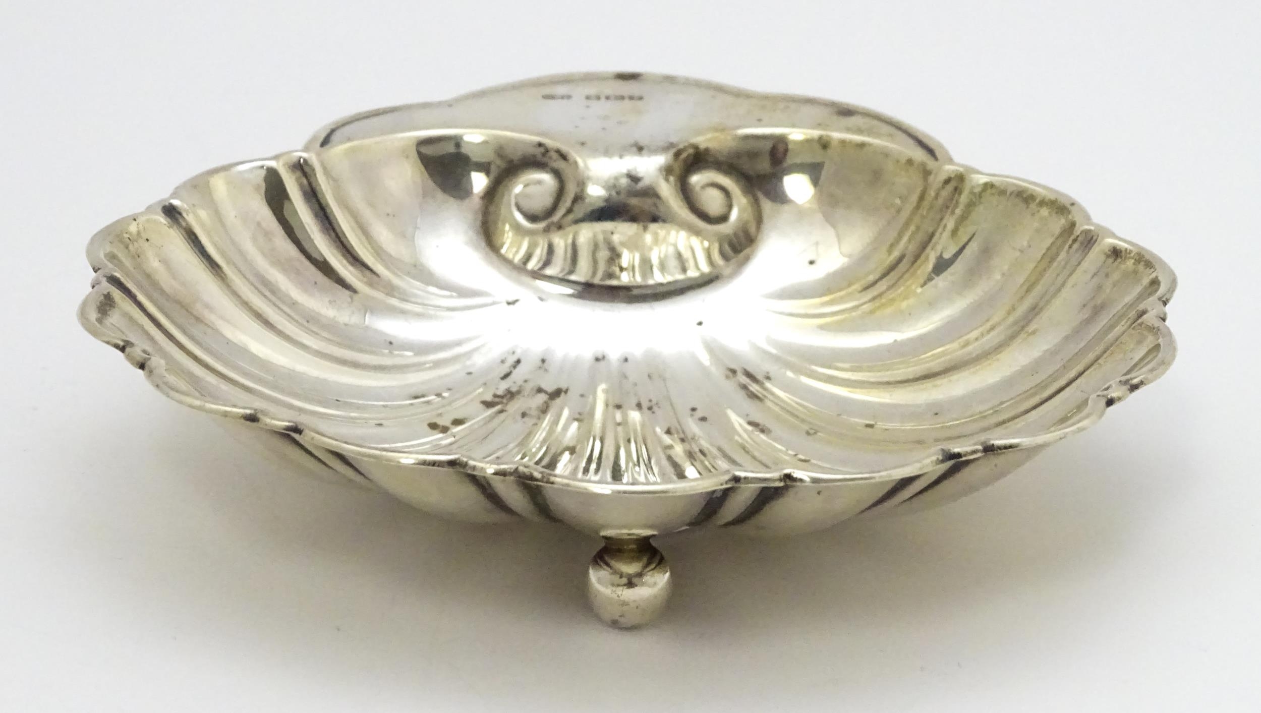 A silver butter dish of scallop shell form hallmarked Sheffield 1915, maker C. W. Fletcher & Son - Image 2 of 6