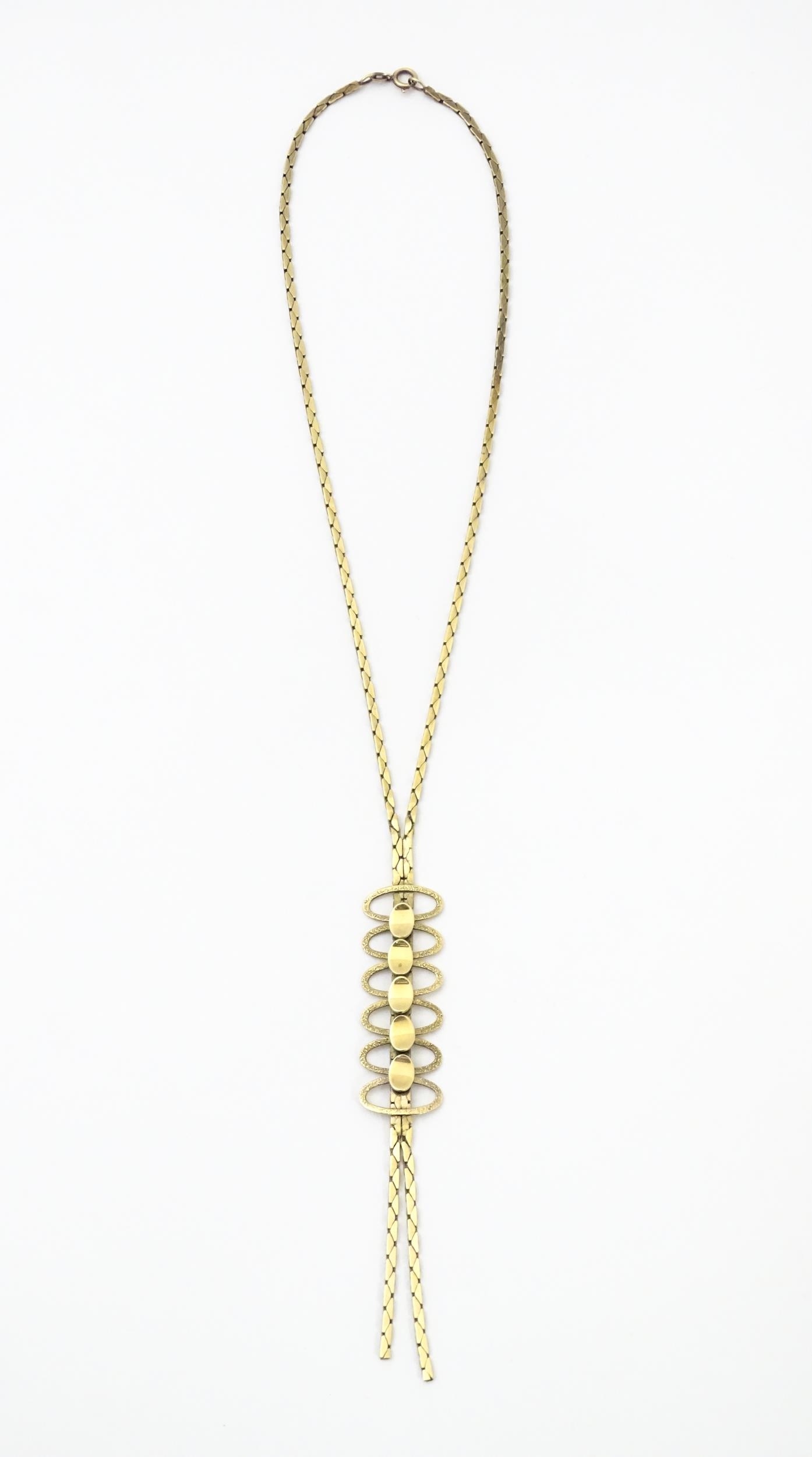 A 9ct gold necklace with textured oval detail to lower section. Bearing import marks for London - Image 2 of 10