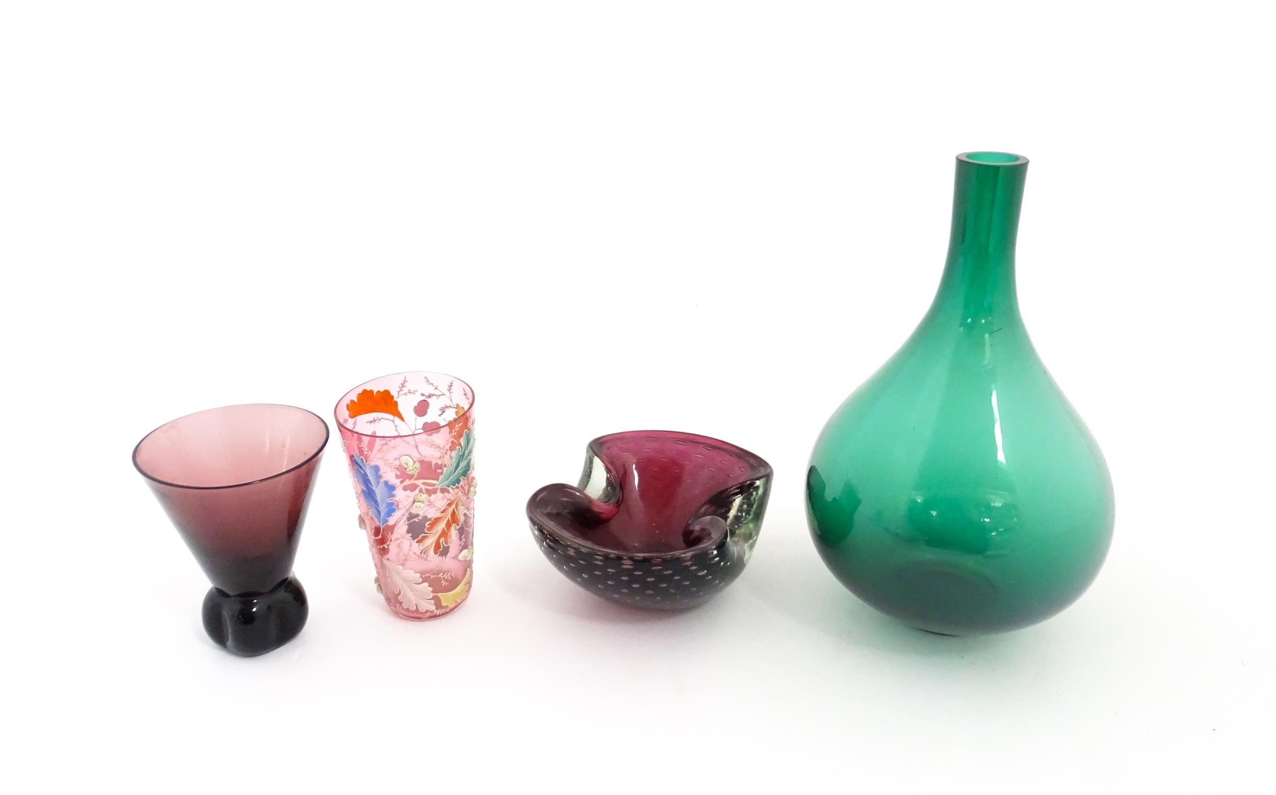 Four items of glassware to include a green bottle vase, an ashtray with controlled bubble detail, - Image 4 of 6