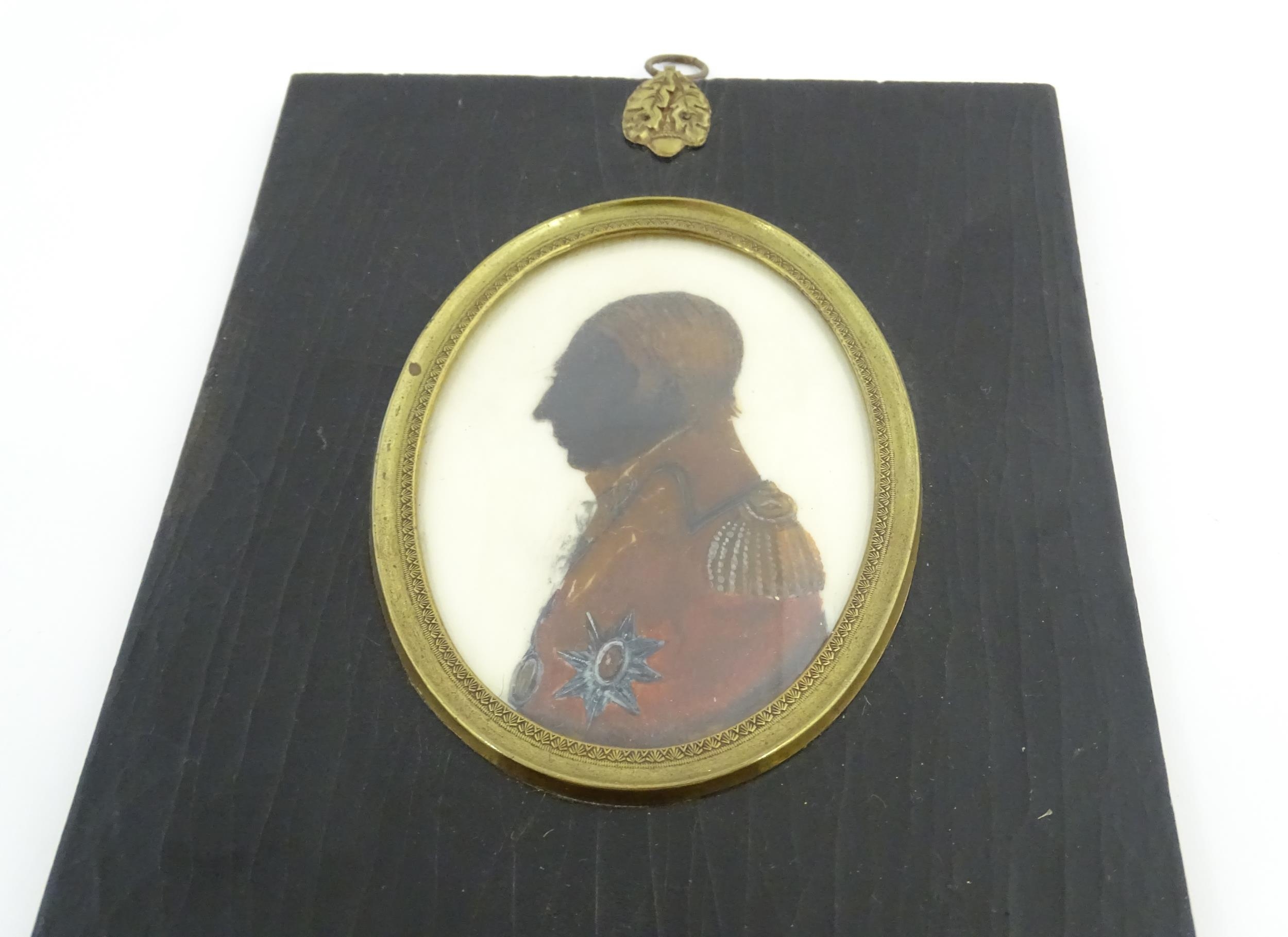 A 19thC watercolour silhouette portrait miniature depicting a a gentleman in profile and wearing - Image 4 of 4