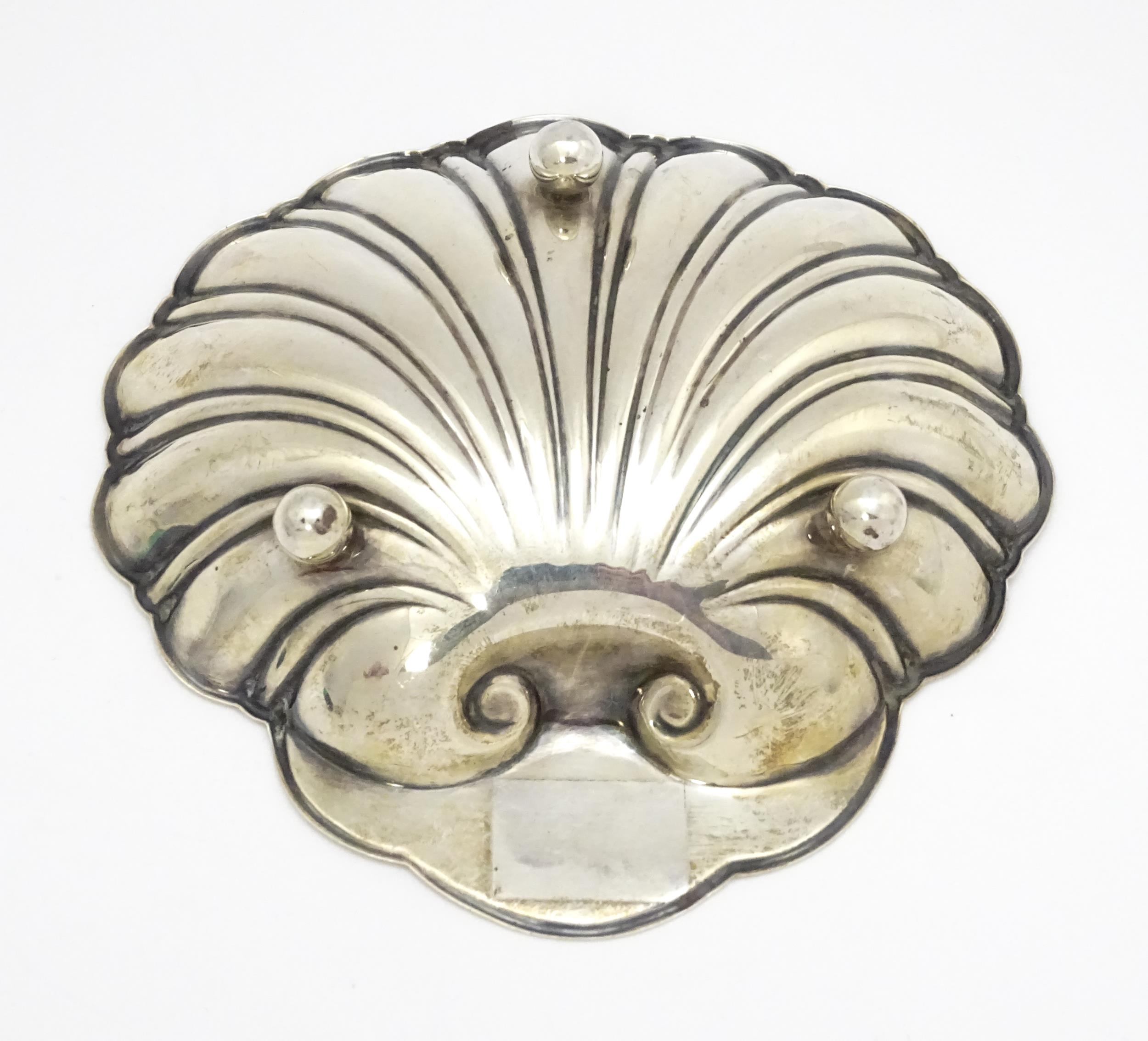 A silver butter dish of scallop shell form hallmarked Sheffield 1915, maker C. W. Fletcher & Son - Image 5 of 6