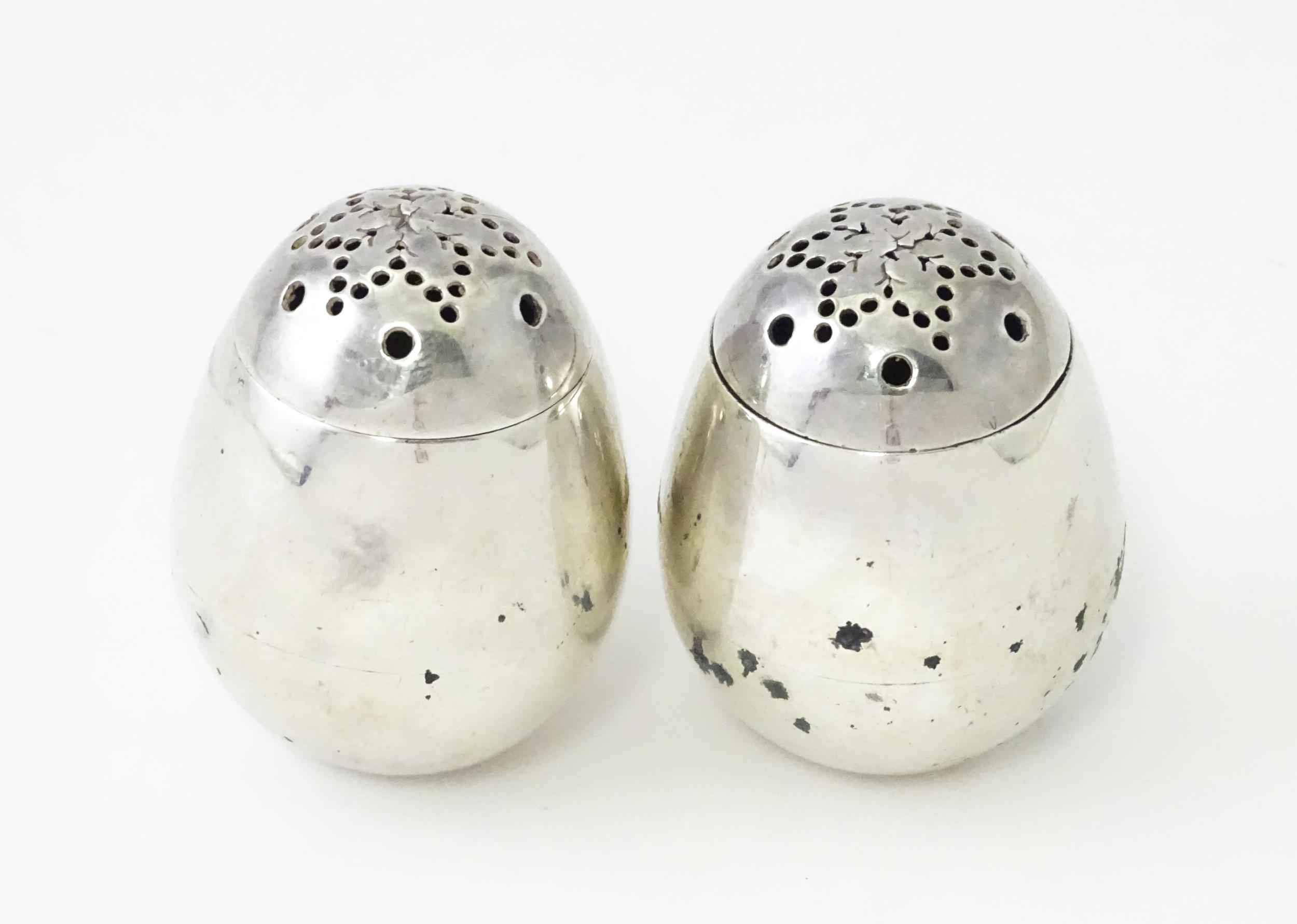 A pair of Victorian silver pepperettes of egg form. Hallmarked London 1883 maker William Hutton & - Bild 4 aus 8