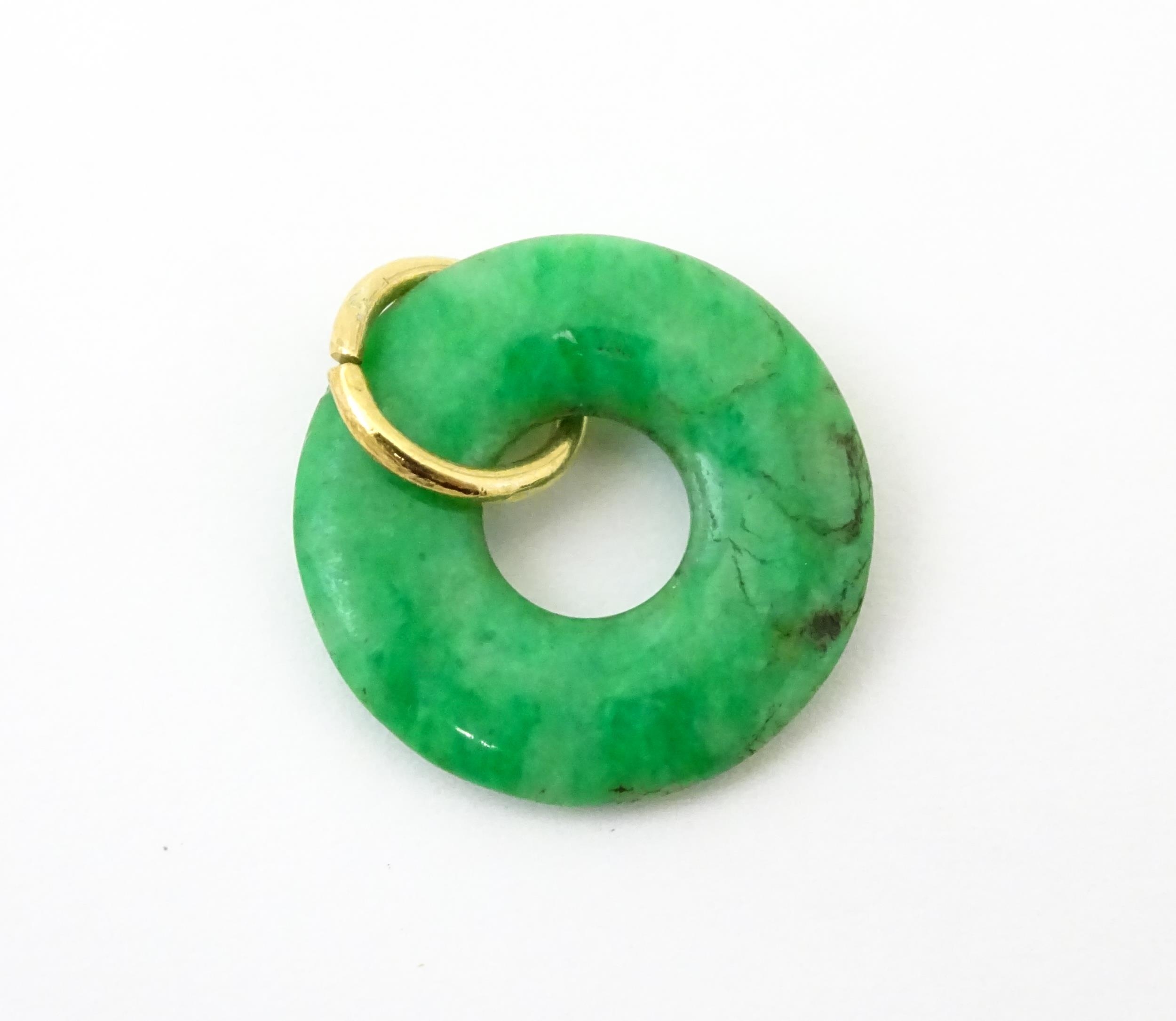 A green jade coloured hardstone pendant with yellow metal mount. Approx 3/4" wide Please Note - we - Image 6 of 6